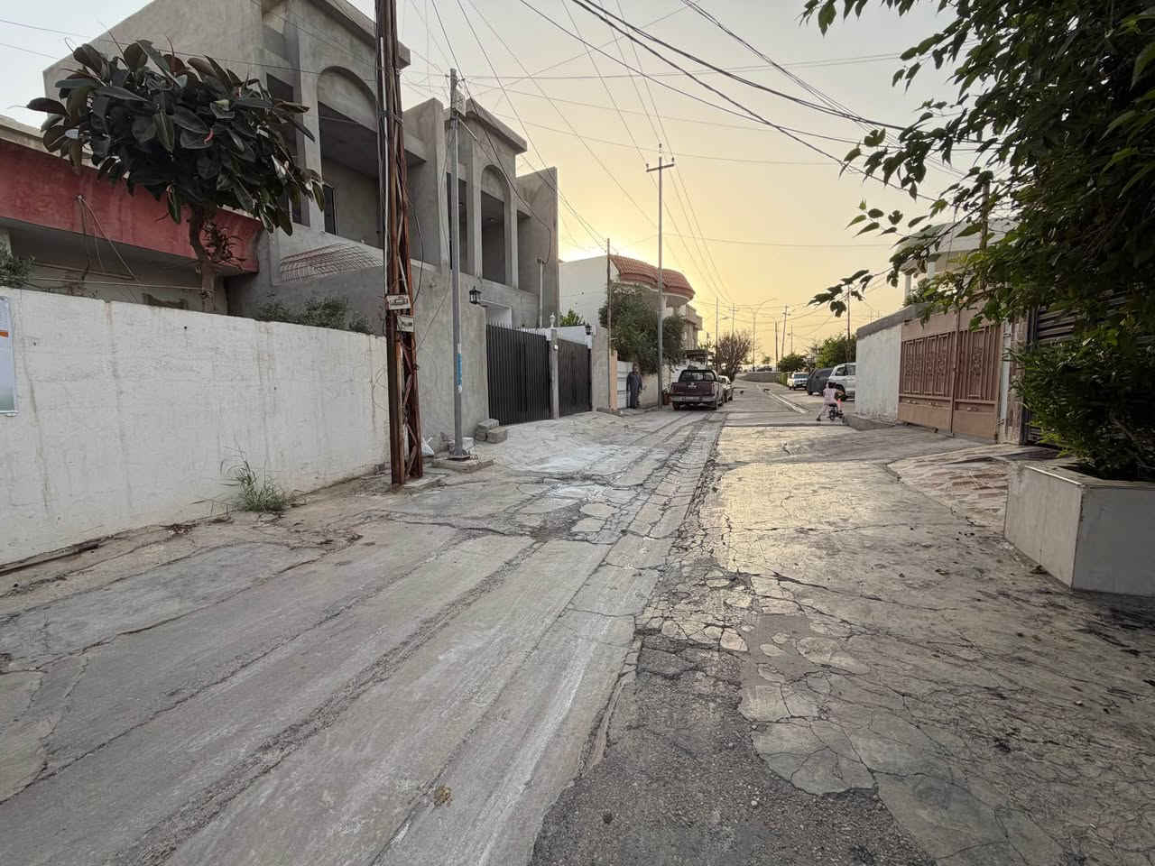 دار للبيع كركوك برخودان مقابيل عرفه مكان زين 
مساحه ٢٠٠ متر 
بيت قديم بس معقول 
سعر ٩٠ مليون بي مجال
غرفتين نوم و هول و استيقبال و مطبخ  و بيتونه كراج و حديقه 
شيرزاد عقارات
للاستفسار اكثر اتصل علي الارقام التاليه
***********
***********
* نستقبل جميع عروضاتكم السكنية 🏠 والتجارية 🏡 بكافة مناطق 
او زيارة مكتبنا 
ع سايدين مركز شرطة رحيم اوه مقابل صيدلية پار كركوك, العراق
