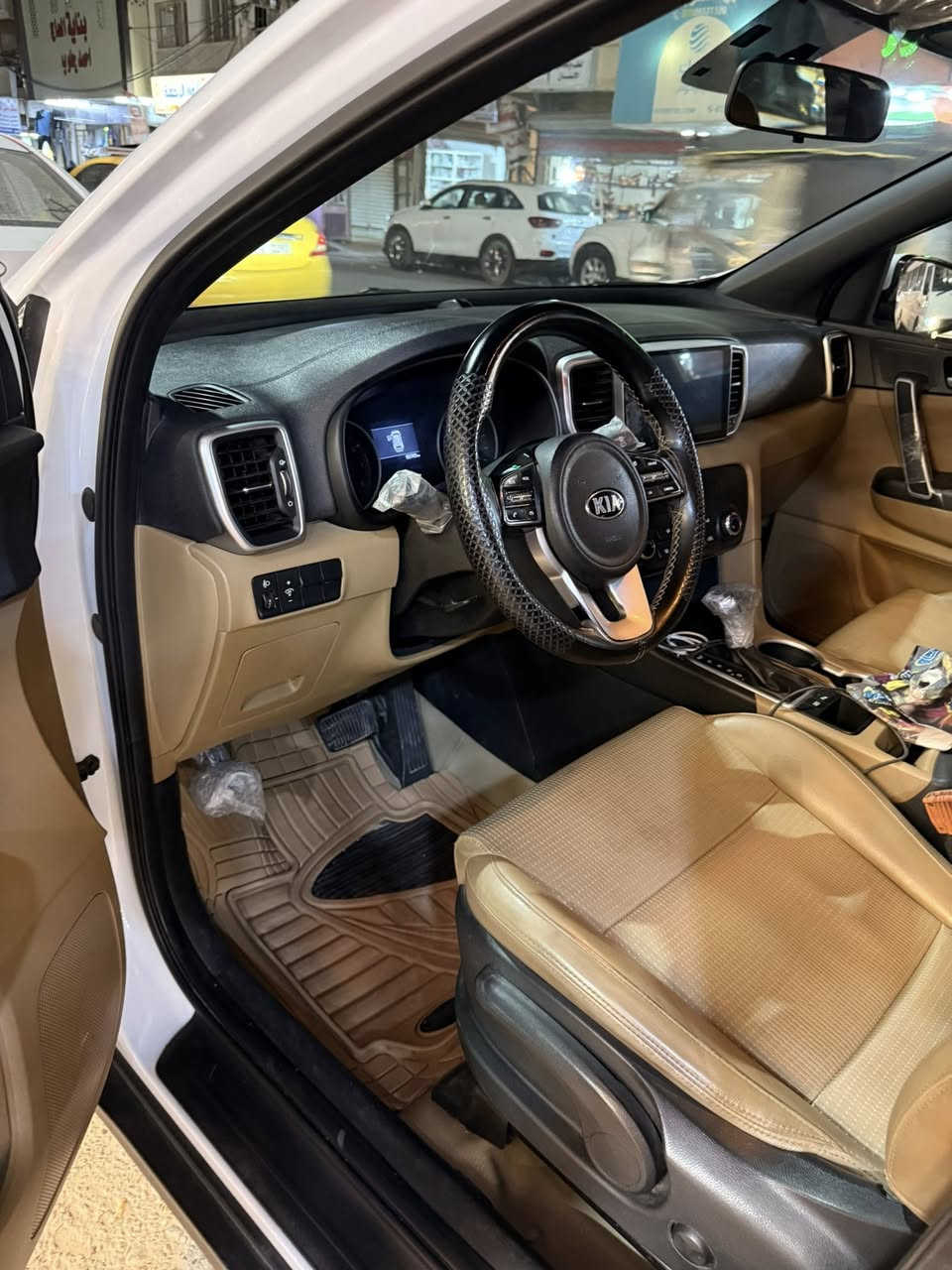 السلام عليكم للبيع كيا سبورتج خليجي 2020 مكفولة ماشيه 93 الف كيلو بيها بارد قليل قبق الجنطه مكانها بغداد المحموديه
***********
205 وبيها مجال قليل
