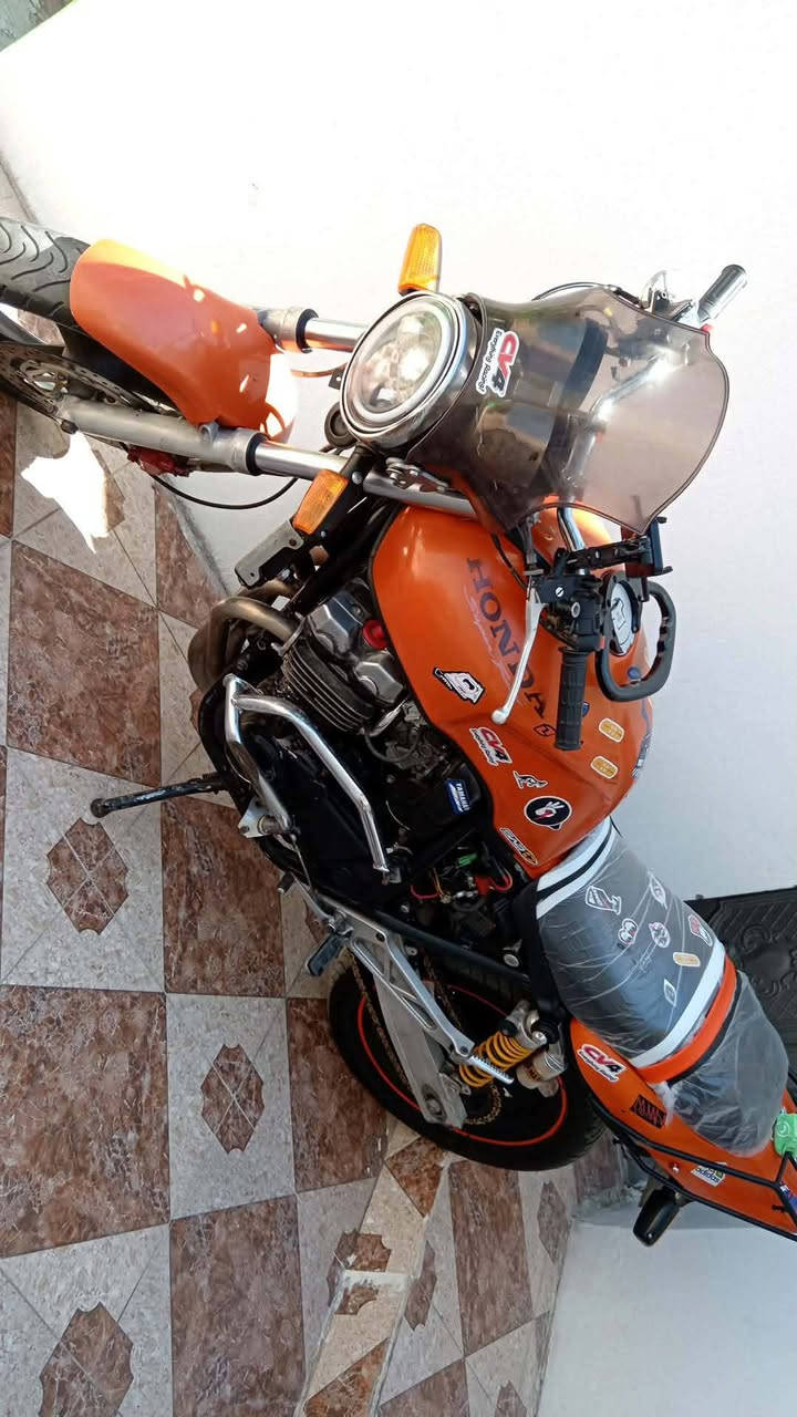 (سلام عليكم) 
دراجه🏍️للبيع/نوع/سي بي فور حجم/400
موديل/2002/لون🟠 برتقالي/محرك كبس
نضافه 90/100/مكاني أربيل السعر 13$وبي مجال بسيط اي استفسار *********** واتساب
