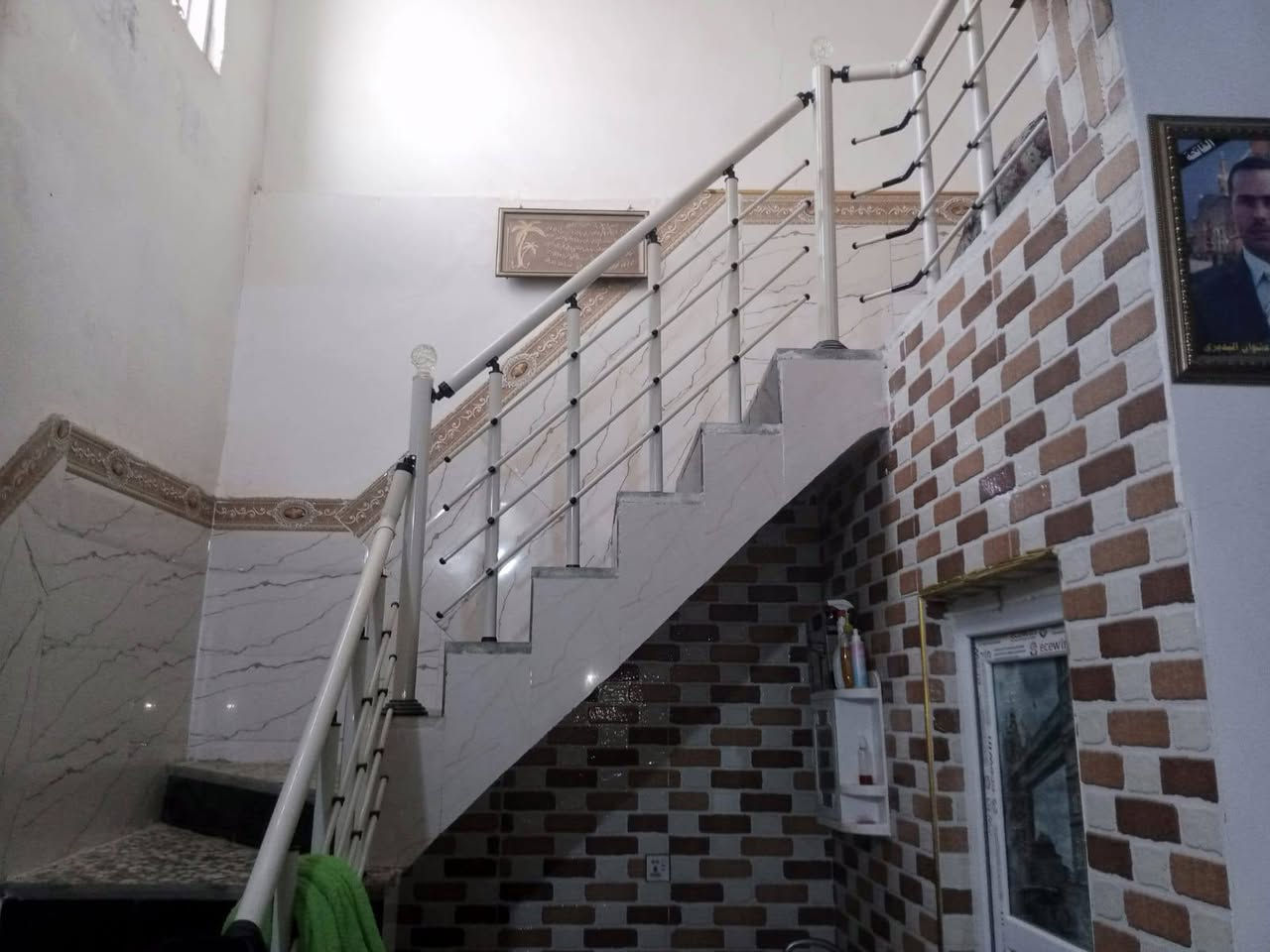 بيت ١٩٠ متر في حي الحسين عليه السلام خلف كراج البلدية للبيع بناء حديث صب مسلح غرفتين مع صالة كبيرة ومطبخ واستقبال البيت سيراميك بالكامل وسقوف ثانوية خسف بسعر مناسب تفاصيل اكثر *********** متوفر واتساب
