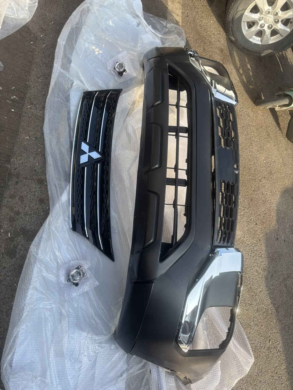 2023 Mitsubishi Outlander Sport Edition front bumper with bright strip and grille


**إذا كنت صاحب هذا الإعلان وتريد حذفه لأي سبب، رجاءا أرسل رسالة إلى الدعم الفني**