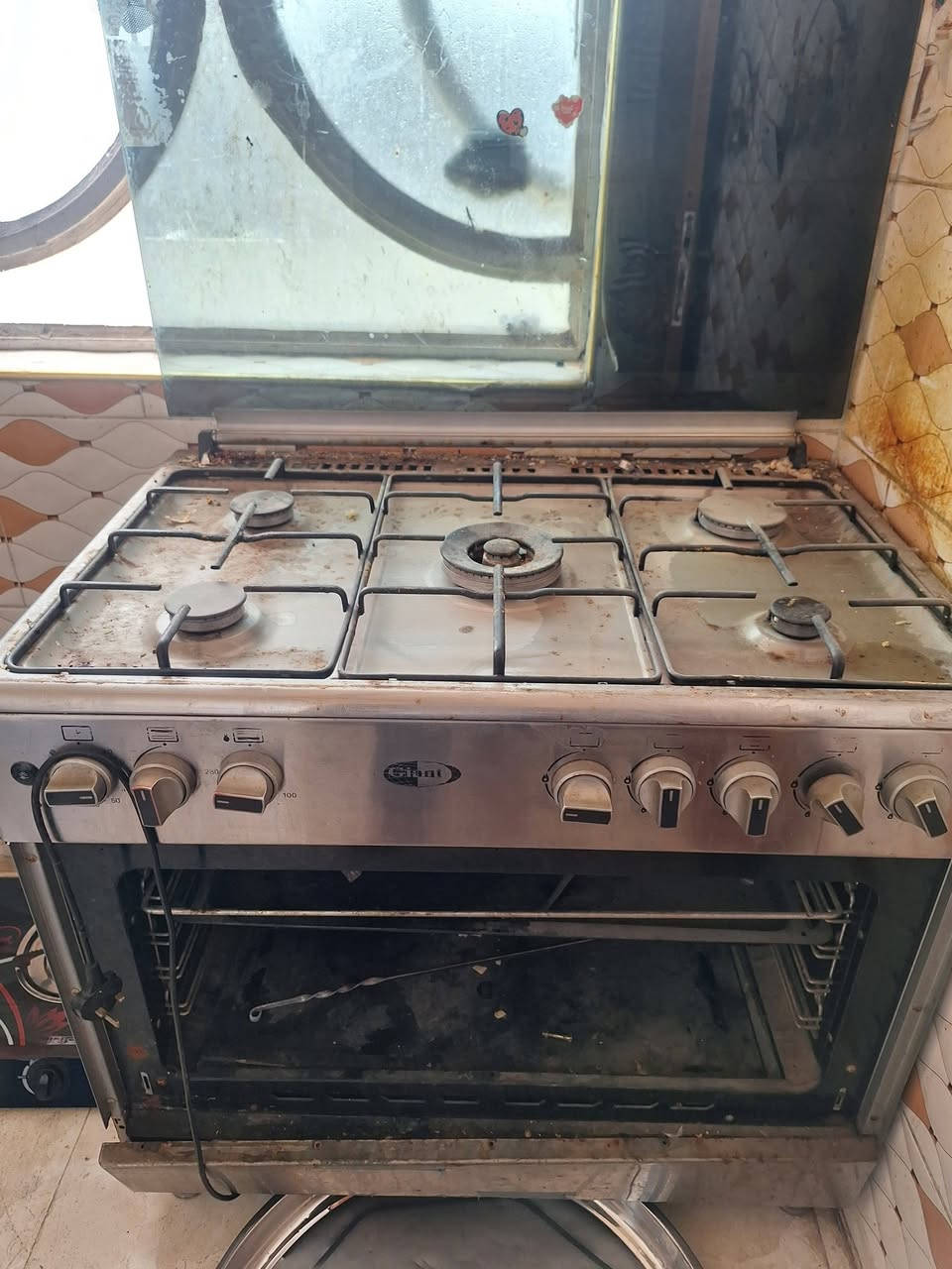 غراض مستخدمه للبيع 
ثلاثة تجميد فول ب٣٠٠
طباخ ١٥٠ 
غسالة ١٥٠ 
سنك ٧٥
للأتصال ***********
