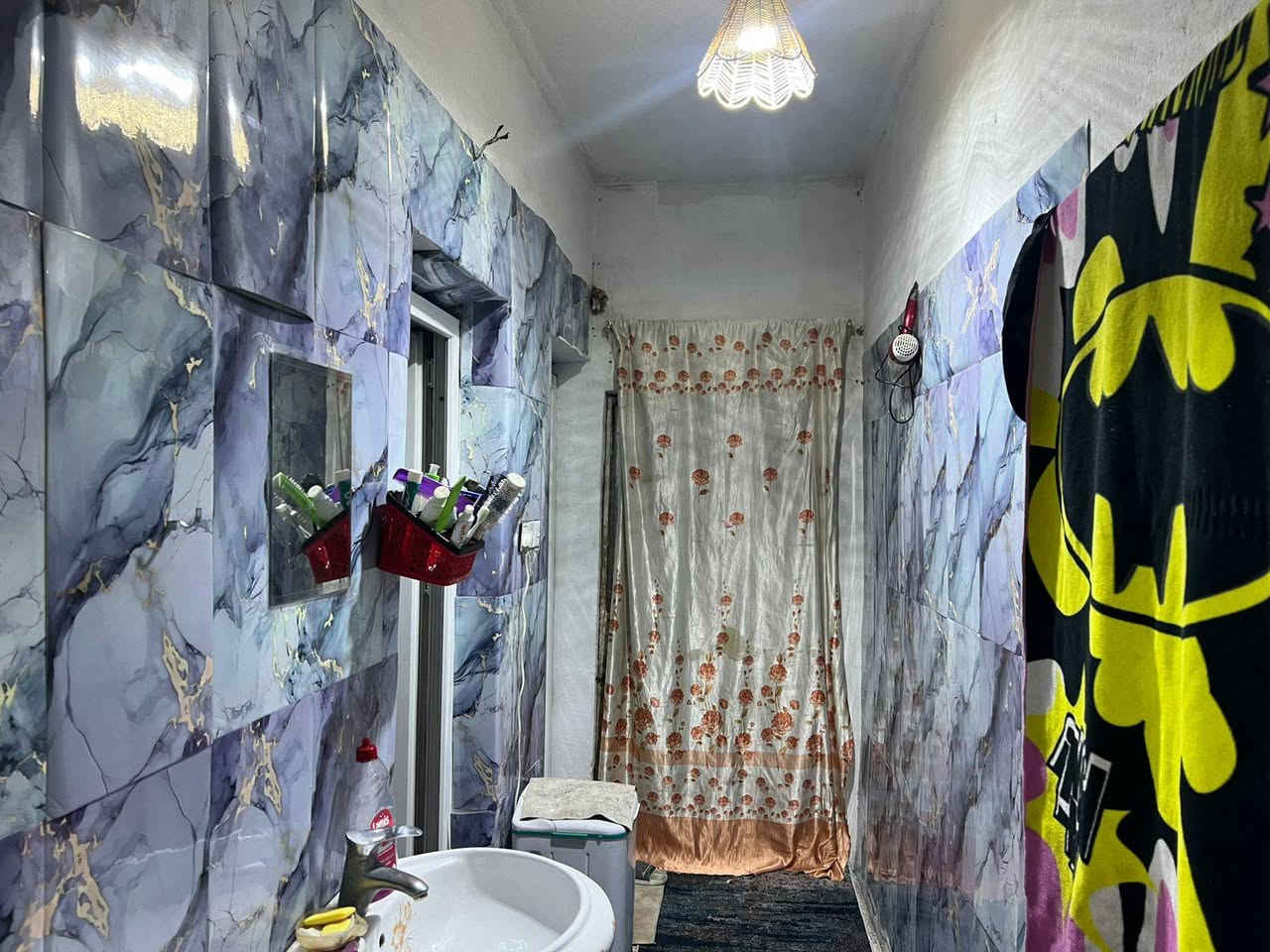 بيت للبيع المساحه 108متر
الواجه 8والنزال 13 مدخلين للبيت 
غرفة نوم وحده  ترك على عرض البيت استقبال  حولي  مطبخ 
خدمات داخليه وخارجيه 
البيت زراعي خدمات كامله 
المكان كفائات شهداء السيديه 
موقع قريب الشارع التجاري 
 وات ساب او اتصال مع صاحب الدار ***********
