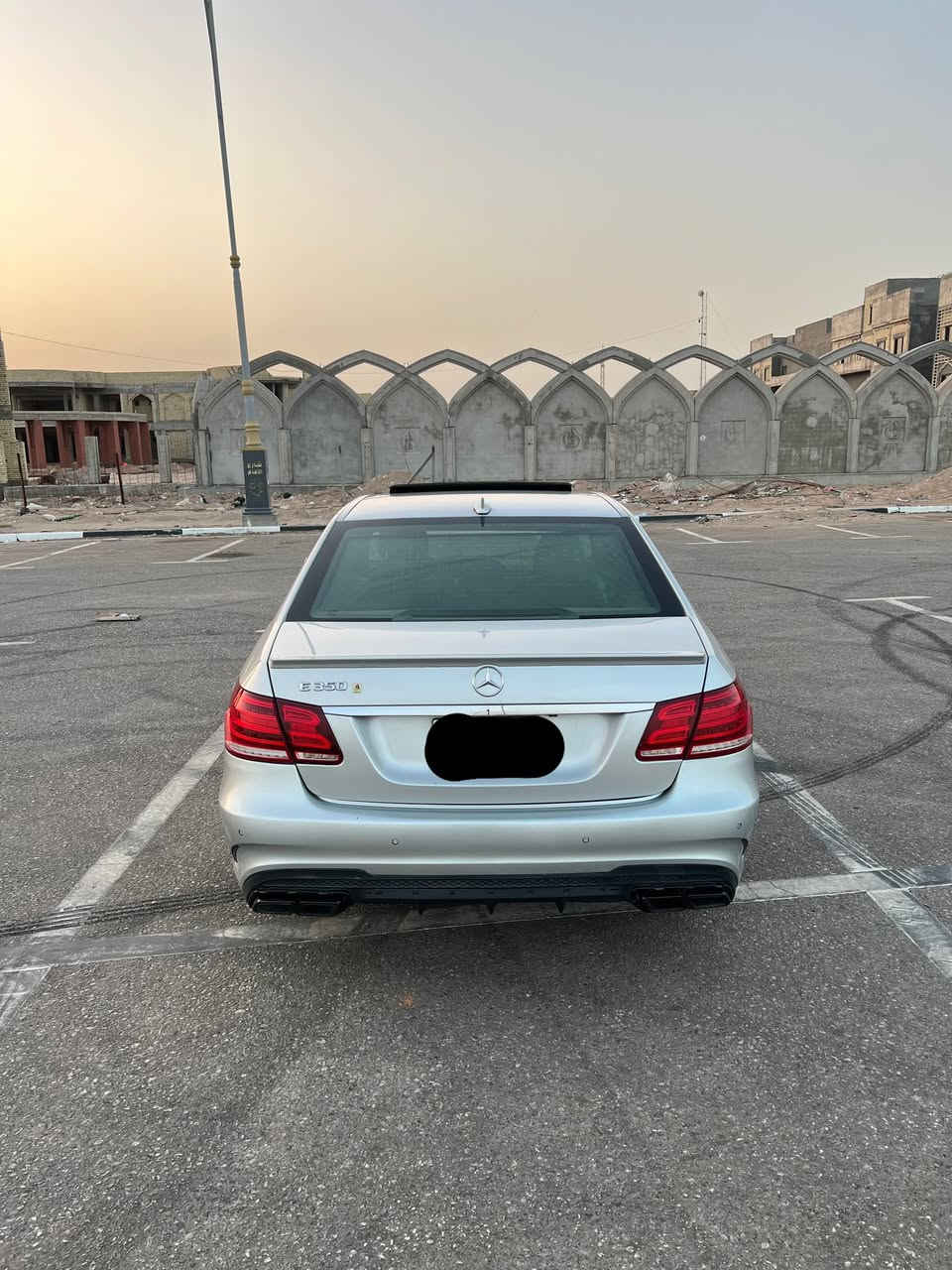 السلام علكم 
للبيع مرسيدس W212 
موديل 2010 محدثه 16
ماشيه 170km
محرك كير كفاله
وارد امريكي حادثها طخه بباب السايق
بيها قطع صبغ
السياره جديده بمعنى الكلمه
رقم بغداد
السعر 152
***********
