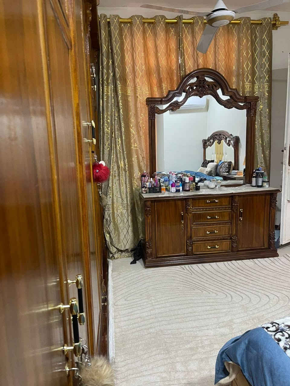 غرفه صاج عراقي أصلي ثقيلة جديده صارله شهرين من ماخذينه مليون و٤٠٠ هسه اريده مليون وبيه مجال بسيط مع فتح وشد ونقل داخل بغداد فقط ***********
