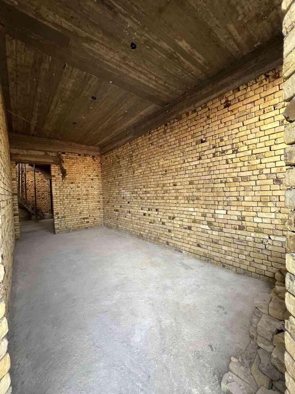 🏡 للبيع - بيت حديث في حي الحسين
📍 الموقع: النعمانيه - حي الحسين - شارع المدارس (شارع عريض ومميز)
📐 المساحة: 130 متر
🏗️ البناء: حديث وتحت الإنشاء حالياً
🏠 يتكون من طابقين
🔑 تسليم مفتاح خلال شهر 7
لديك خياران:
✅ شراء العقار على وضعه الحالي 
✅ أو استلامه جاهزاً (تسليم مفتاح) بعد إكمال أعمال البناء.
للاستفسار والمعاينة:
📞 ***********
العمدة للعقار
عماد الشمري
