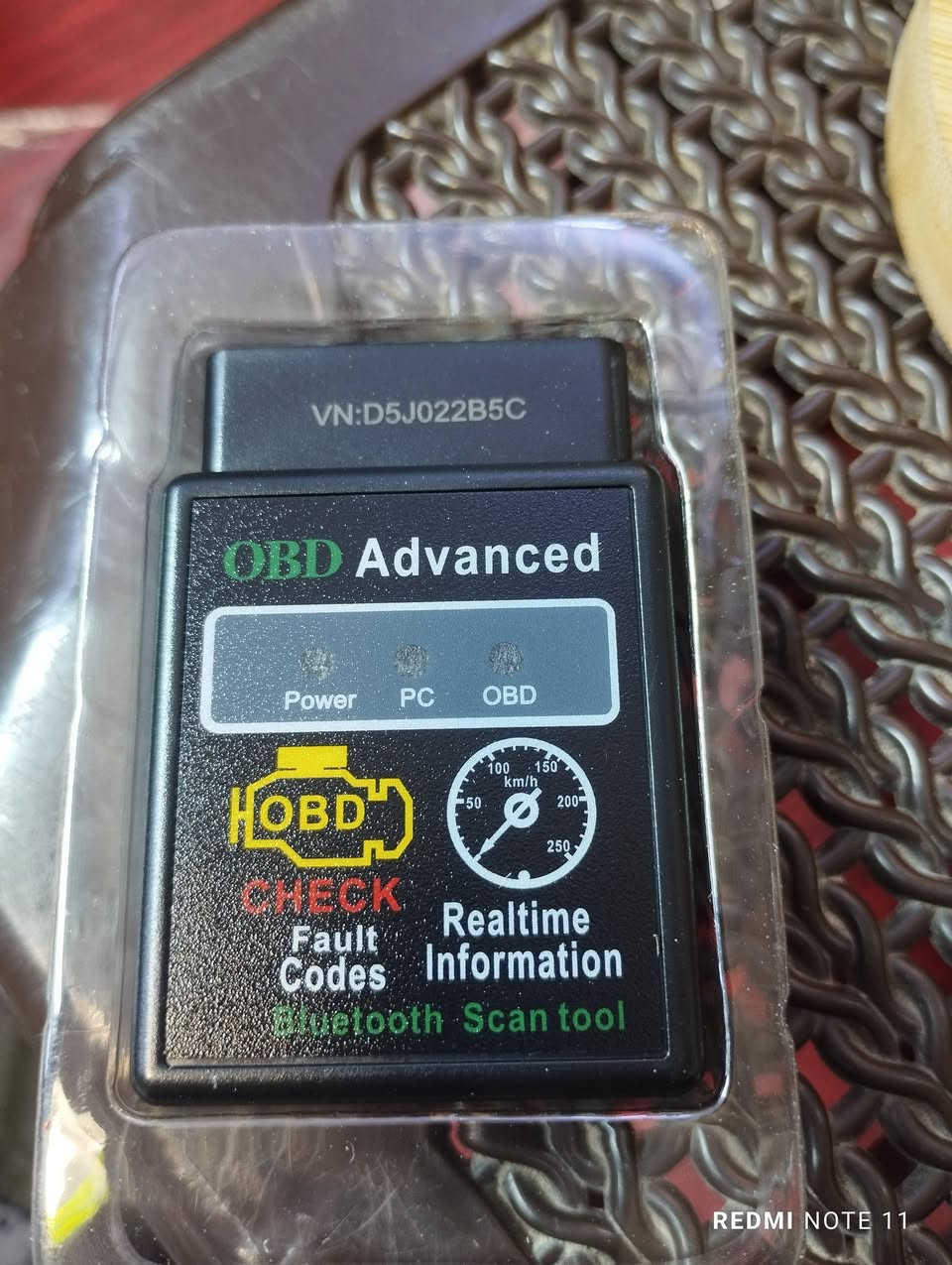 السعر 10 الف دينار فقط 
ماسح ضوئي OBD2 بتقنية البلوتوث، يُعرف أيضًا باسم "HH OBD Advanced Bluetooth Scan tool". 
معلومات حول هذا الجهاز:
الوظيفة الأساسية:
يُستخدم لقراءة رموز الأعطال (Fault Codes) من نظام تشخيص السيارة على متن المركبة (OBD2) وعرض معلومات السيارة في الوقت الفعلي (Realtime Information). 
الاتصال:
يتصل بالسيارة عبر منفذ OBD2 ويستخدم تقنية البلوتوث للاتصال بجهاز آخر مثل هاتف ذكي أو جهاز كمبيوتر لوحي لعرض البيانات عبر تطبيق مخصص. 
الاستخدام:
يُمكن استخدامه لتشخيص مشاكل المحرك، ومراقبة أداء السيارة، وفحص رموز الأعطال المتعلقة بالانبعاثات وغيرها من الأنظمة. 
الفوائد:
يساعد في توفير المال عن طريق تحديد المشكلات المحتملة مبكرًا وتجنب زيارات الورشة غير الضرورية، كما يمنح المستخدم تحكمًا أكبر في فهم حالة سيارته.


**إذا كنت صاحب هذا الإعلان وتريد حذفه لأي سبب، رجاءا أرسل رسالة إلى الدعم الفني**