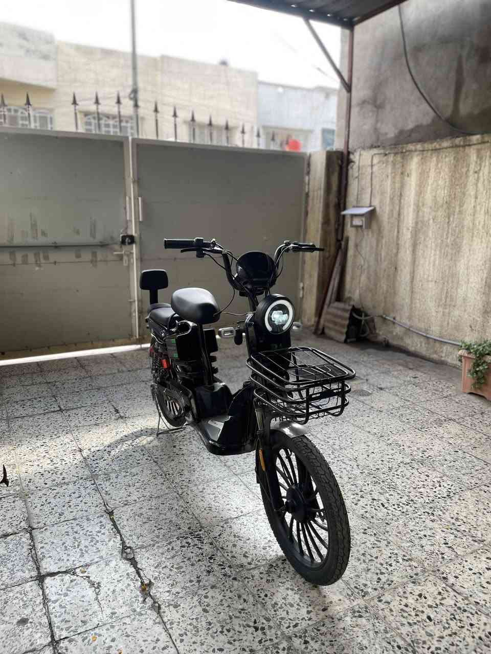 دراجه شحن للبيع ‼️
نوع الدراجه : شحن 

الشركه : البيداء الاخضر 

اللون : الأسود 

الحجم : 20 ( الكبير ) 

السرعه : 40km/h

عدد الغيارات : 3 ( الغيار الاول 20km/h الغيار الثاني 30km/h الغيار الثالث 40km/h ) 

 المسافه الي تقطعها : 25-35 كيلو على حسب وزن السائق

حالة الدراجه : ممتازه 

الاحتياجات : بايدر ايسر ( اذا تحتاجه ) ومجمع التحكم ( الخاص بالهورن والاضائه والاشاير ) وسعر الاثنين لايتجاوز ال10 الاف دينار 

مدة الاستخدام : 3 شهور 

السعر 350 الف وبي مجال 
مكان التواجد : بغداد - الحريه الاولى
للتواصل واتساب او اتصال على الرقم : ***********
