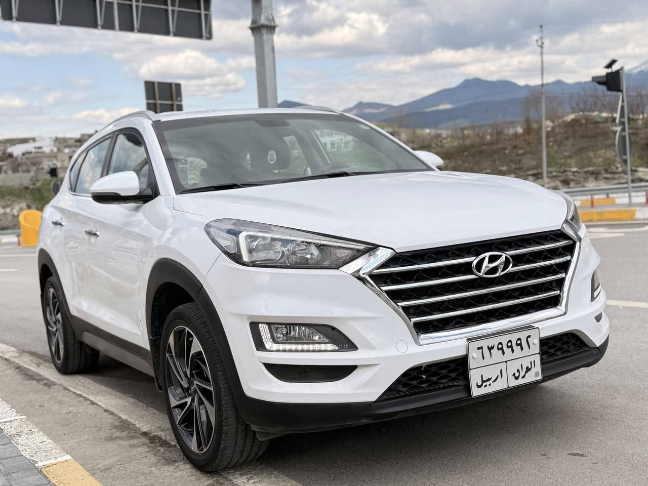 هۆندا تۆکسۆن 2021خەلیجی
 فول مواسفات تەنها پانۆڕامانیە
پارچەڕەش بئ دعم لەسەرساخەی کرایتە10پارچە
تەنها سەرهیلالی چاملاخی پشتەوە یەک بستی هەیە سبوخ بەکارت چاک کرایە پیوەی دیارنیە 
هیچی تری نیە
سیارەکە زۆرجوان وبەرچاوە 

نرخ لەکۆمینتی dasty2soran دانرایە نرخی مناسبە 

مکینەوگیڕی نەکرایتەوە بەشەرت دەنگ وبخار بەشەرت
بەناوکردن بەشەرت
 
سەنەوی وهەزەی نوئیە

ژمارەی خاوەن سیارە 

***********
