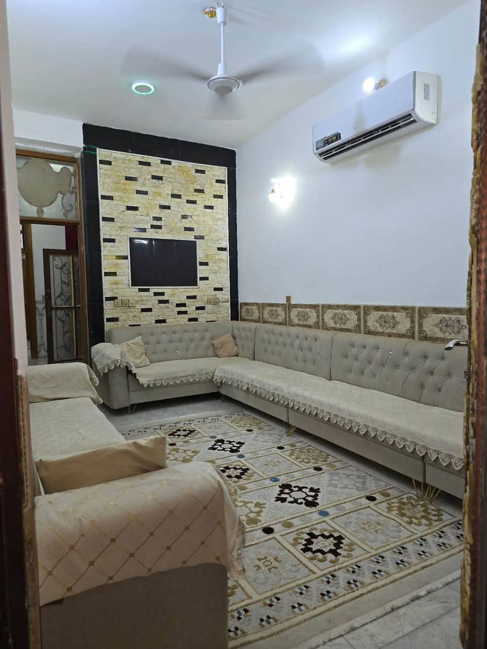 سلام عليكم بيت طابقين مساحه 100طابو صرف "سقف وساس صب موقع حي الحسين شارع سيد حسن خلف مدرسه النبراس  الاستفسار ***********
