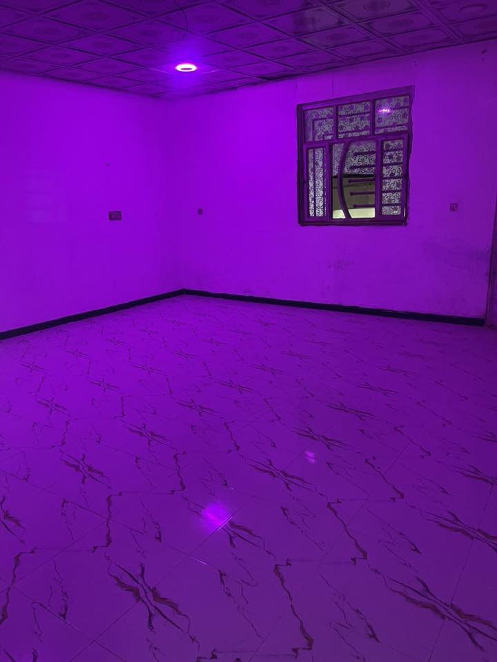 دار للبيع المساحة 200 متر طابقين 
خمس غرف نوم + سويتات حمامات داخل الغرف 
الشارع رصيف كامل وكهرباء ومجاري جديدة 
موقع حلو حي السلام مشمول بالتطويب والسعر 78 مليون بس 
للاستفسار ***********
