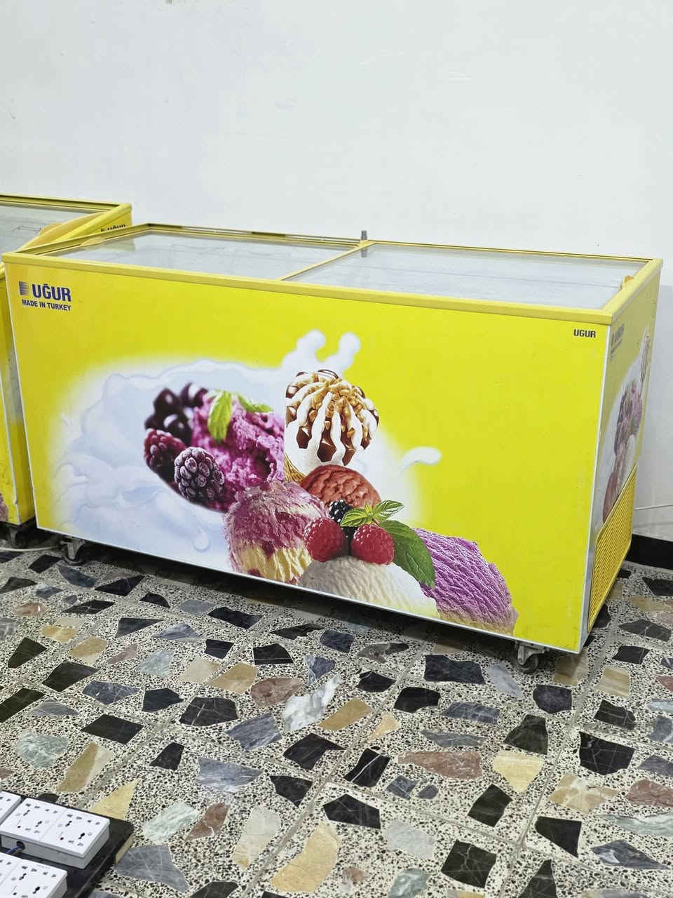 عارضات للبيع عدد ٧ شكل واحد جدد مستعملات قليل نضافة ١٠٠/١٠٠ ماداخلات تصليح تبريد فول ايكور الأصلي + مجمدات عدد ٢ اخوات واحد حجم ١٦ قدم واحد ١٨ قدم فول تجميد مكاني بغداد مدينةالصدر والشراي يتصل وبلخدمة ***********
