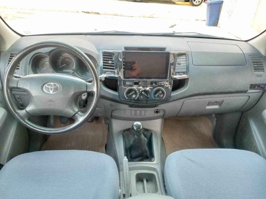 Hilux 2008 
قەترەی سبوغی نیە  پێش و پشتی کەپسە 
کەمێک ساردی هەیە ماباقی دار و بەردی بەشەرتە 
مەکینەی کرایتەوە بەس گێر و مەکینەی بەشەرت 
سەنەوی و رەقەمی تازەیە تایەی تازەیە لۆکە 
*********** أربيل, العراق
