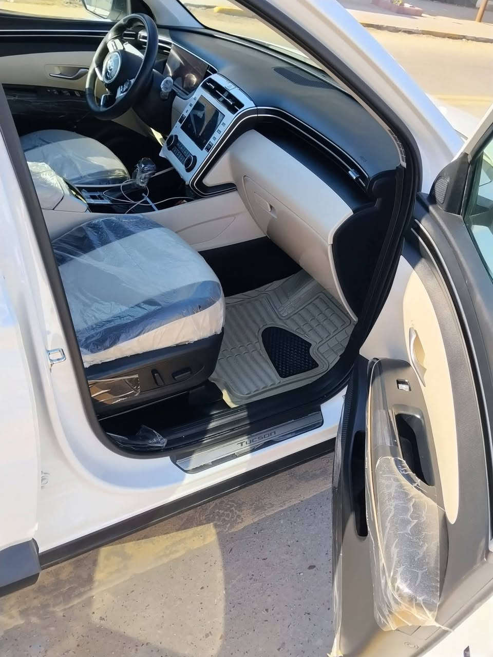 .
للبيع توسان موديل 2024 مرقم بغداد
مكفولة كفالة عدة شخط بسيط جدا في باب 
ماشية 17 مدوشمة كاعية وكشنات مكاني بغداد 
السعر 222 وبيها مجال للاستفسار الاتصال على الرقم 
***********
