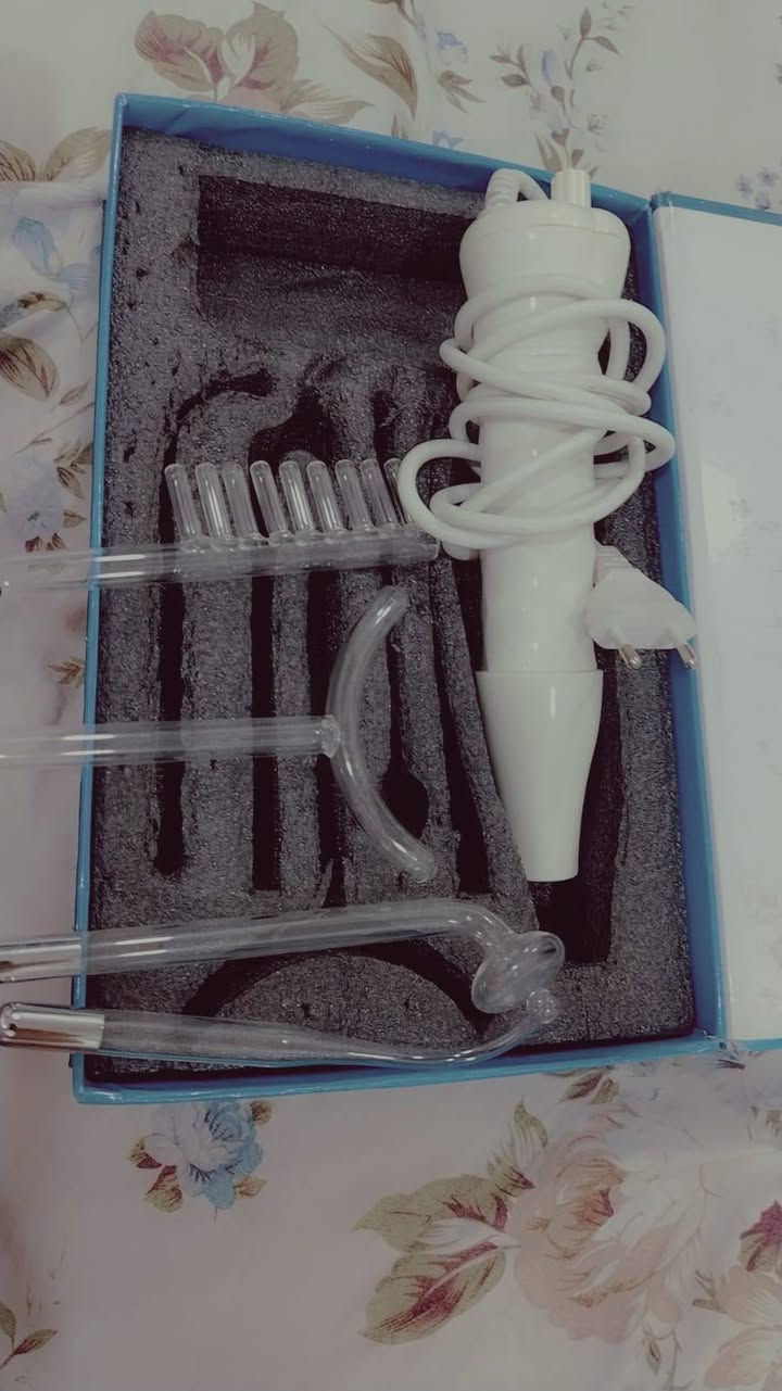 اسم المنتج: جهاز عالي التردد محمول لليد للعناية بالبشرة 

وصف المنتج: هذا الجهاز هو أداة تجميل تعمل بتقنية التردد العالي، تُستخدم لتحفيز الدورة الدموية في البشرة وتقليل ظهور حب الشباب والخطوط الدقيقة. يعتمد على تيار كهربائي منخفض الجهد ينتج ترددًا عاليًا يساعد على قتل البكتيريا وتحفيز إنتاج الكولاجين. يحتوي عادة على مقابض كهربائية زجاجية بأشكال مختلفة (مشطية، منحنية، على شكل فطر) تستخدم لمناطق مختلفة من الوجه وفروة الرأس. الجهاز يُشغّل بالكهرباء ويُستخدم في العناية المنزلية بالبشرة لتنشيط الخلايا وتحسين مرونة الجلد. 

سنة الصنع: 2025 

مميزات المنتج:
- تحفيز إنتاج الكولاجين وتحسين الدورة الدموية
- تقليل حب الشباب والبقع الجلدية
- يشمل فوهات متعددة لمناطق مختلفة من

#جهاز ازاله الشعر 

الشركة المصنعة: Jitesy
اسم المنتج: جهاز إزالة الشعر بتقنية IPL
وصف المنتج: جهاز جيتسي لإزالة الشعر بتقنية الضوء النبضي المكثف (IPL) مصمم للاستخدام المنزلي من أجل تقليل نمو الشعر بشكل دائم. يعمل الجهاز بإطلاق ومضات ضوئية قوية تستهدف جذور الشعر لتثبيط نموها تدريجياً دون التسبب بألم. يتميز الجهاز بعدة إعدادات لمستوى الطاقة تناسب مختلف أنواع البشرة، مع شاشة رقمية توضح الإعدادات، ويأتي مع عدة رؤوس قابلة للتبديل لتناسب مناطق مختلفة من الجسم مثل الوجه والإبطين والساقين. هذا الجهاز يوفر تجربة آمنة، سريعة وفعالة مماثلة للعناية الاحترافية في الصالونات.
سنة الصنع: 2024
مميزات المنتج:
- تقنية IPL لتقليل نمو الشعر
- شاشة رقمية لتوضيح الإعدادات
- عدة رؤوس لمناطق مختلفة


**إذا كنت صاحب هذا الإعلان وتريد حذفه لأي سبب، رجاءا أرسل رسالة إلى الدعم الفني**