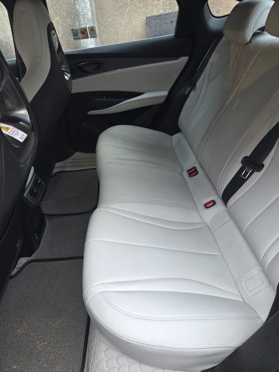 السلام عليكم
🚗 للبيع
BYD Seal 6 2025

سيارة نظيفة جداً استخدام شخصي، موديل 2025، نسخة عادية (مو فول)، مناسبة للي يريد سيارة اقتصادية وحديثة.

🔹 السعر: 21,500,000 مليون دينار وبيها مجال
🔹 رقم: بغداد
🔹 الممشى: 17,000 كم فقط

🔸 الملاحظات:
بيها ضربتين خفيفات جداً وناشر صورهم بالمنشور

✨ المواصفات:
 • محرك 1.5 + نظام هايبرد (اقتصادي جداً بالوقود)  ￼
 • قوة تقريباً من 180 إلى 210 حصان  ￼
 • جير أوتوماتيك (E-CVT)
 • تشغيل بصمة + دخول ذكي
 • شاشة وسطية + شاشة معلومات
 • تحكم ستيرن (صوت + موبايل)
 • مقاعد مريحة (جلد صناعي)
 • تبريد/تكييف ممتاز
 • حساسات + كامرة
 • صرفية جداً قليلة (توصل تقريباً 40–60 كم باللتر حسب الاستخدام)  ￼
 • نظام أمان + وسائد هوائية

💎 مميزات السيارة:
 • حديثة موديل 2025
 • اقتصادية جداً بالبنزين
 • شكل رياضي وراقي
 • استخدام خفيف
 • مناسبة للدوام والمشاوير اليومية

للتواصل 
***********
وموجود واتساب
