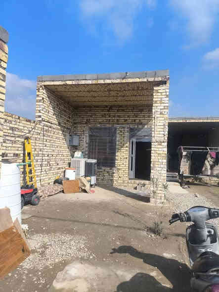 السلام عليكم بيت البيع الموقع المجمع الفرات النموذجي مقابل غسل ال تومان  قرار محكمه البيت مساحته 347متر البيت يتكون من غرفتين وصاله ومطبخ وصحيات عدد 4 ومضيف كما موضع بل صور الاستفسار تصال ***********
