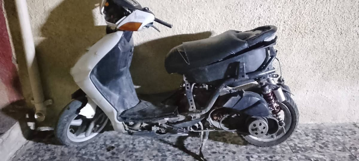السلام عليكم دراجتين سكنس نثية متروكات فترة بس سابقا جانن يشتغلن وتركتهن الكشر تعبان من كفرات وغيرها المكاين يشتغلن ابيع كوم حديد الي يفيدنه سعرهن 250 مكاني بغداد مدينة الصدر قطاع 18 رقم هاتف *********** اتصال او واتساب
