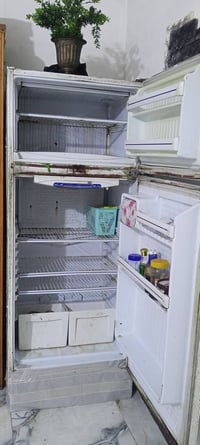 ثلاجه للبيع حجم الكبير قبل يومين جانت جمد والفريز ماله بس ثلج وحالين  ...