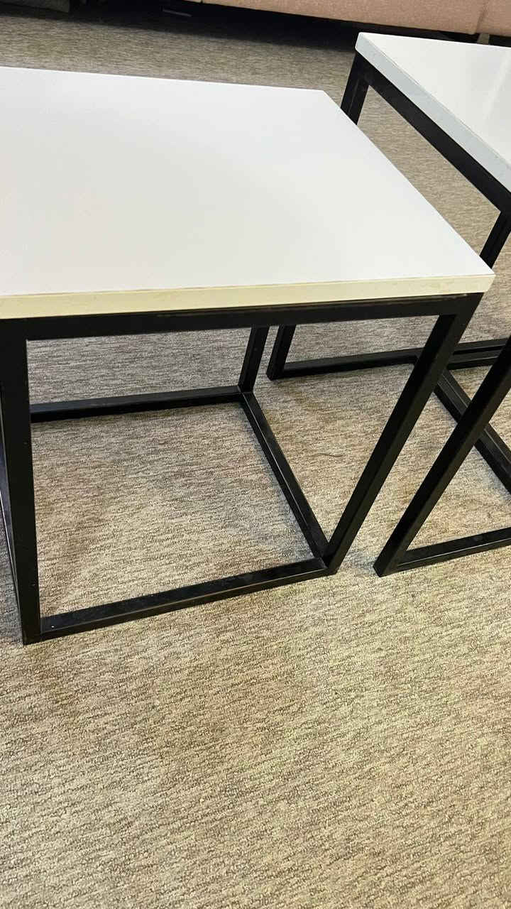 🚫مستعمل 
للبيع: طقم طاولات مودرن بتصميم عصري وأنيق. يتميز الطقم بسطح أبيض ناعم وهيكل معدني أسود متين، مما يضفي لمسة جمالية على أي غرفة معيشة. يمكن استخدام الطاولات كطقم واحد أو بشكل منفصل حسب الحاجة. الطقم بحالة جيدة جداً، كما هو موضح في الصور المرفقة:


**إذا كنت صاحب هذا الإعلان وتريد حذفه لأي سبب، رجاءا أرسل رسالة إلى الدعم الفني**