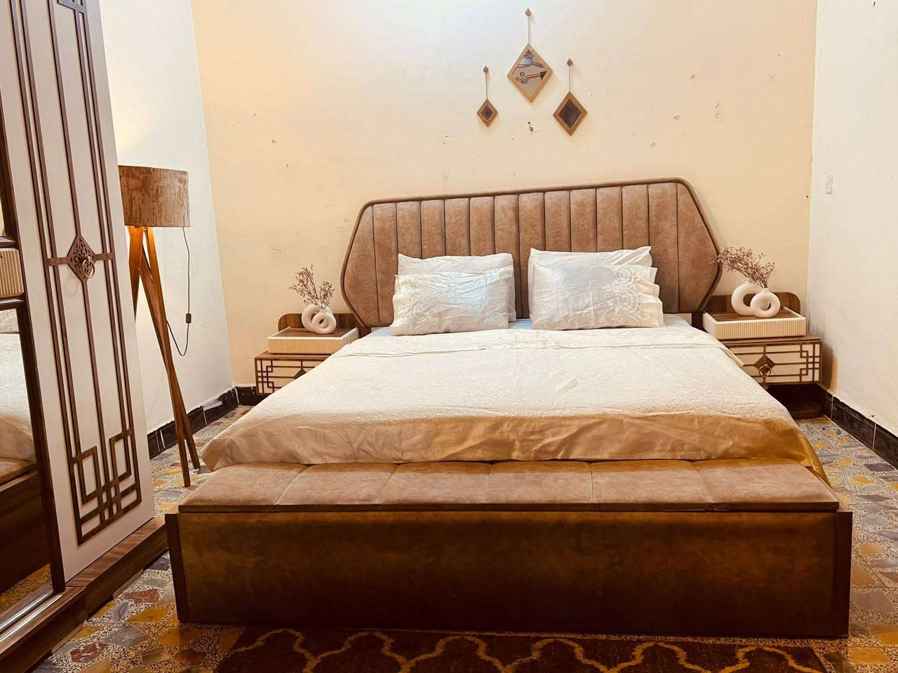 غرفة تركيا مودرن نضيفة جداً100% 10 قطع هايدروليك وكلها انارة وسرير مخزن للبيع هية والدوشك مكاني بغداد للأستفسار ***********
