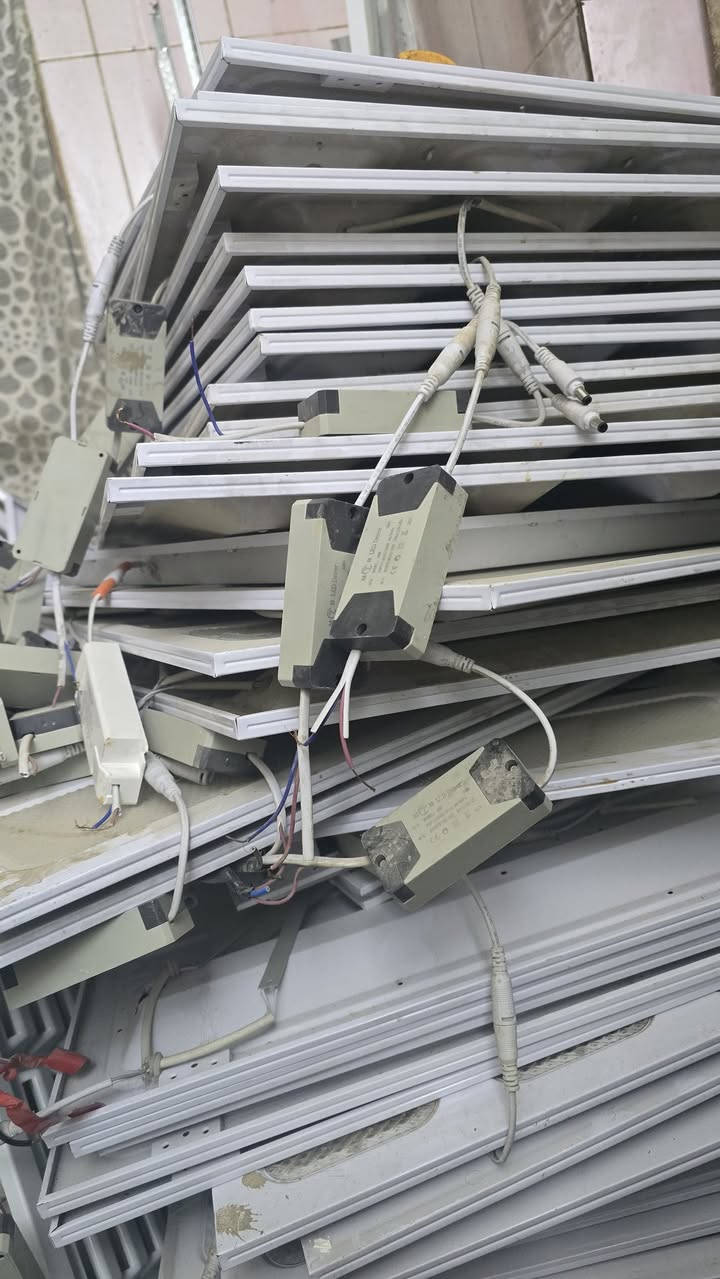 السلام عليكم متوفر شمعات سقف ثانوي مستعمل قوة الانارة ممتازة جدا عدد ٣٠ 
ابو غريب النصر والسلام 
***********
