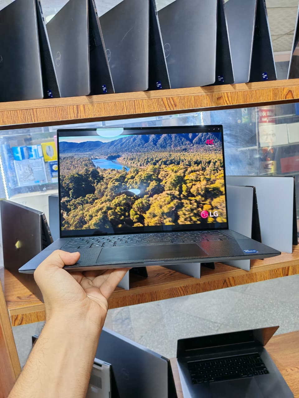 💥 التصميم الجديد من شركة Dellبمعالج  i9الجيل اثناعشر H كارت شاشة فعلي RTX A2000 8G  💥 

✅ Dell Precision 5570 4K

 من اقوي موديلات شركة ديل 

✅ CPU : Core i9-12900H 

معالج i9 جيل اثنا عشر H

✅ Ram : 16G PC5  4800V 

قابل للزيادة حتى 64G مع دفع الفرق

✅ Hard : SSD 512G M.2 NVME

ممكن تركب هاردين في الجهاز من نوع NVMe و الهاردين ممكن تزود مساحتهم زي ما انت عايز

اللاب بيجي بكارتين شاشة 

✅ GPU 1 : NVIDIA RTX A2000 8G

الكارت 8 جيجا فعلي بيشغل الالعاب التقيلة و شغل الهندسة و الجرافيك العالي تقدر تشوف ليه مراجعه علي اليوتيوب

✅ GPU 0 : intel UHD

✅ Screen : 15.6 4K Frameless Touch

الشاشة 15.6 بوصه تعمل باللمس بدقة 4K بحواف صغيرة جدا ( 3840 × 2160 )

مداخل و مخارج اللاب✅

3 Type C للشحن و نقل الداتا  & SD 

Card & و فتحت السماعة زي الموبيل

✅ Charger Original 130W Type C

اللاب بيجي معاه الشاحن 130W الاصلي 

✅ Keyboard : Backlight

كيبورد : موضيء شيك جدا

كاميرة,,وايرلس ,, واي فاي ✅

✅ Face iD

بصمة عين طلقه

✅ Finger Print 

بصمة صباع زي الموبيل في زرار الباور

سعر نهائي خصم ولفتره محدوده

الدفع

كاش او اي محفظه الكترونيه - 

متاح الدفع او التقسيط بفيزا مشتريات 

الصور حقيقية للاب نفسه


**إذا كنت صاحب هذا الإعلان وتريد حذفه لأي سبب، رجاءا أرسل رسالة إلى الدعم الفني**