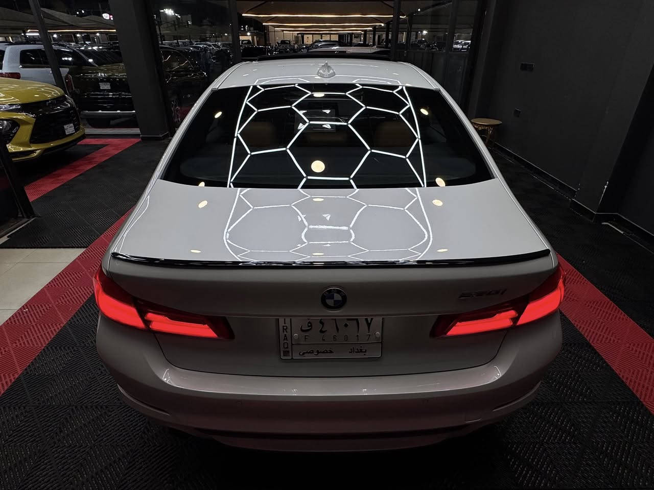 ‏BMW 530i ( sport line )
الموديل ( 2019 )
الحادث ( ابواب اثنين جهة الصدر )
————————
المواصفات /
————————-
*  المحرك:رباعي الأسطوانات سعة 2.0 لتر مع شاحن توربيني. 
*  القوة الحصانية:252 حصانًا. 
*  نوع الوقود:بنزين. 
*  ناقل الحركة:أوتوماتيكي بـ 8 سرعات. 
*  الدفع:دفع خلفي  
التصميم والمقصورة

*  عدد المقاعد:5 مقاعد ، لون بني مجهزة بتدفئة
*  الأبواب:4 أبواب. 
*  المقصورة:أنيقة ومريحة، وتأتي مع لوحة عدادات رقمية قياس 8.8 بوصة وإضاءة محيطة. 
*  نظام الصوت:نظام صوتي قياسي بـ 12 مكبر صوت، مع إمكانية ترقية إلى أنظمة Harman Kardon أو Bowers & Wilkins. 
التكنولوجيا والميزات

*  نظام المعلومات والترفيه:شاشة لمس قياس 10.2 بوصة مع توافق Apple CarPlay اللاسلكي. 
*  ميزات مساعدة السائق:نظام الكبح التلقائي في حالات الطوارئ قياسي، مع خيار حزمة مساعدة السائق التي توفر ميزات القيادة شبه الذاتية. 
*  المقاعد:مقاعد قابلة للتعديل بـ 16 وضعية. 

***********
