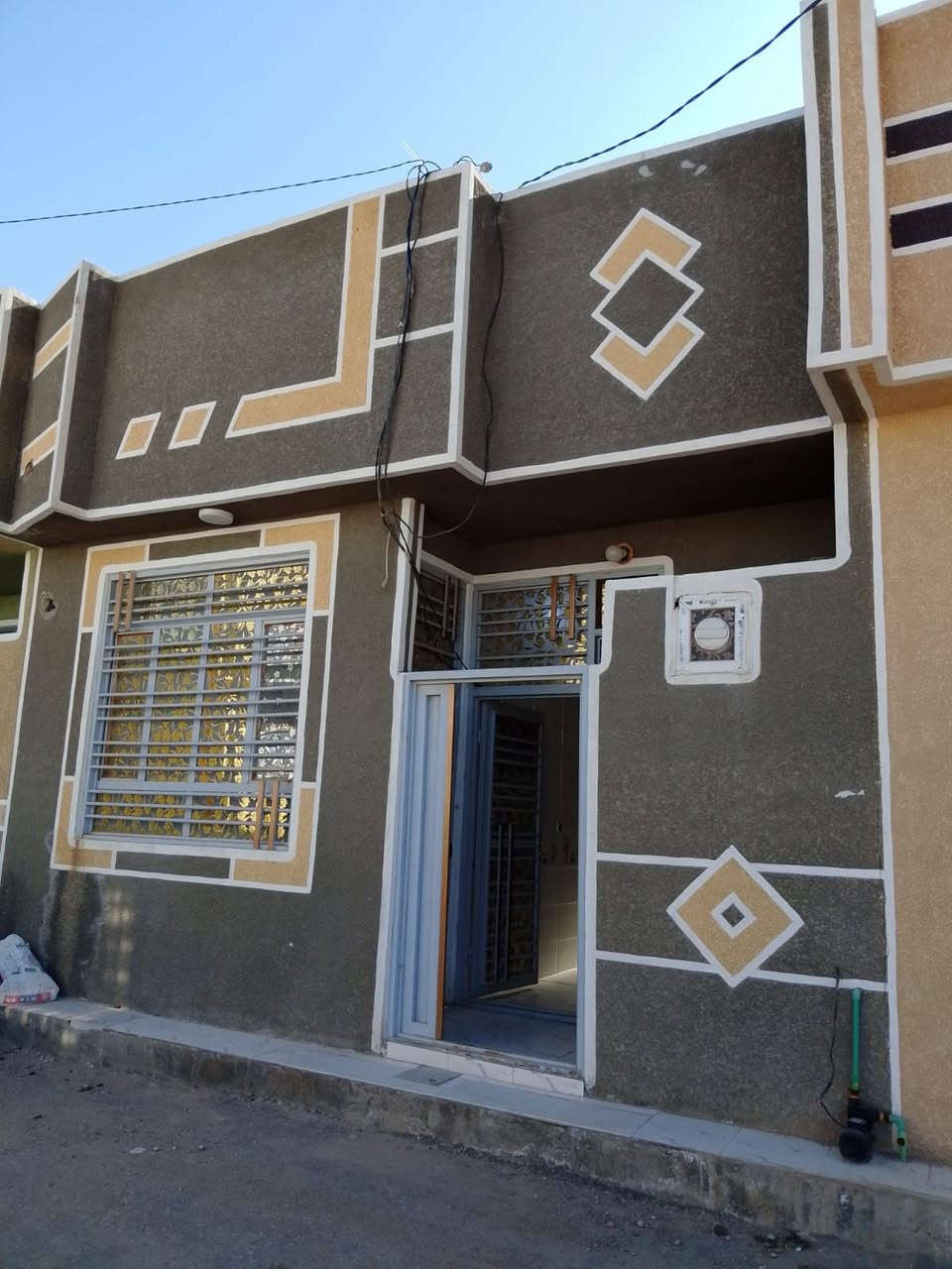 السلام عليكم بيت للرهن.  10مليون لمده سنه 60 متر طابق ونص حي الفقار خلف جامعه فريحه الاستفسار اتصال ***********
