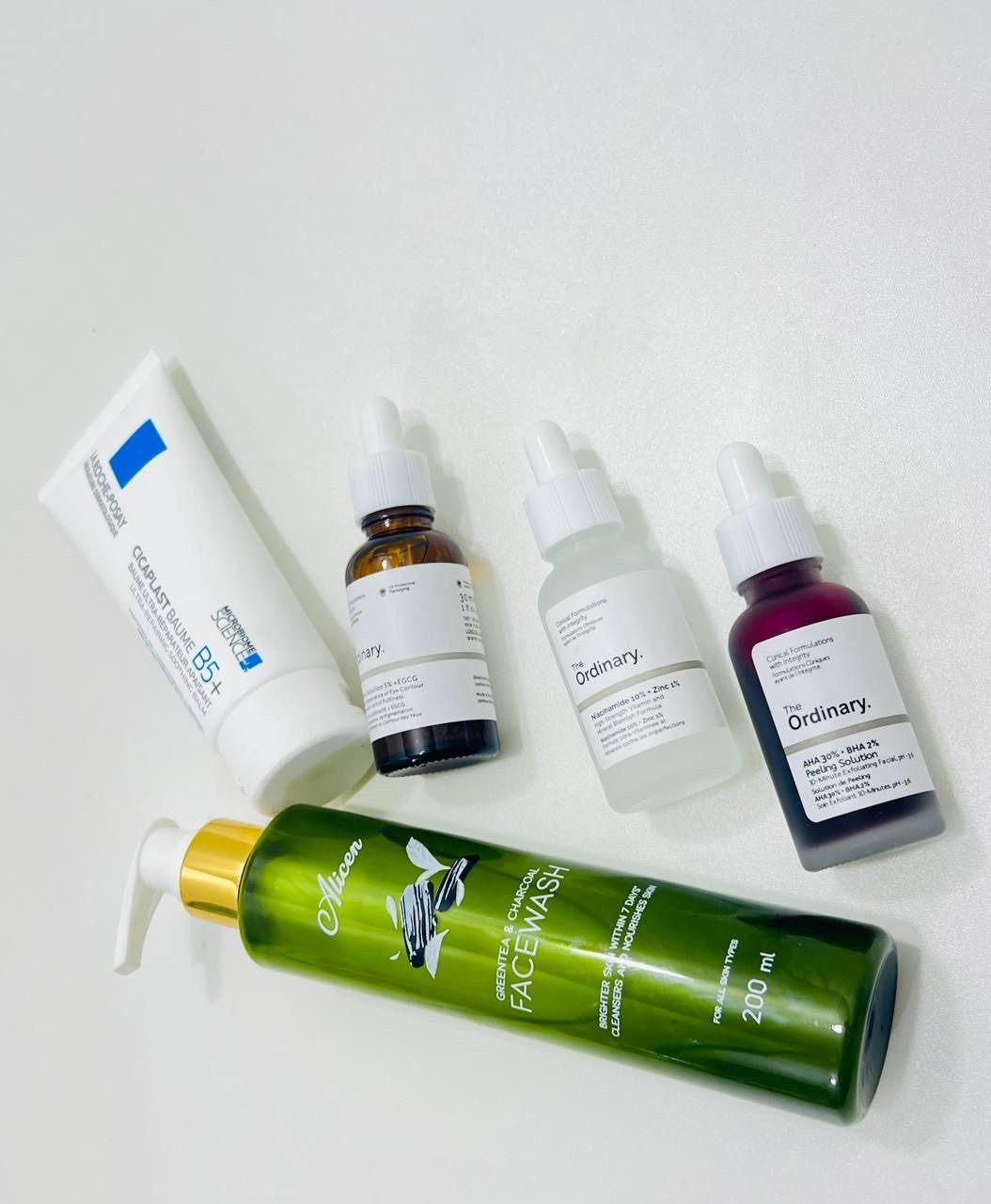 ✨ روتين متكامل لبشرة أنقى وأجمل ✨
إذا تعبتي من الحبوب، المسام الواسعة، والبهتان… هذا الروتين راح يغيّر بشرتج خطوة بخطوة 💚

🔹 الغسول – Alicen Green Tea & Charcoal Face Wash
ينظف البشرة بعمق بفضل الشاي الأخضر والفحم ✨
يساعد على إزالة الدهون الزائدة وتنقية المسام ويترك البشرة نظيفة ومنتعشة بدون جفاف.
مناسب لكل أنواع البشرة خصوصاً الدهنية والمختلطة.

🔹 مرطب ومهدئ – La Roche-Posay Cicaplast Baume B5+
يعالج التهيج والاحمرار 💙
يرمم حاجز البشرة ويعطي ترطيب عميق، مثالي بعد التقشير أو عند وجود تحسس.

🔹 سيروم الكافيين – The Ordinary Caffeine Solution 5% + EGCG
يقلل الانتفاخ والهالات تحت العين 👁️
يعطي مظهر أكثر إشراق ونضارة لمنطقة العين.

🔹 سيروم النياسيناميد – The Ordinary Niacinamide 10% + Zinc 1%
يسيطر على الإفرازات الدهنية ✨
يقلل الحبوب والمسام الواسعة ويوحد لون البشرة.

🔹 محلول التقشير – The Ordinary AHA 30% + BHA 2% Peeling Solution
تقشير عميق يزيل الجلد الميت 🩷
يساعد على تفتيح البشرة وتنعيمها

السعر خاص🤍

توصيل كافة محافظات العراق 🚗

#اوردنري #ordinary #Alicen #لاروش_بوزيه #علاج_الحبوب #هالات #مسامات #تقشير #غسول #بشرة


**إذا كنت صاحب هذا الإعلان وتريد حذفه لأي سبب، رجاءا أرسل رسالة إلى الدعم الفني**