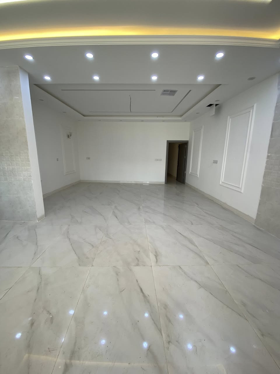 🏠اعلان اعلان
دار للبيع
موقع مميز
~~~~~~~~~~~
📄طابو ملك صرف
🧱بناء درجه اولى
~~~~~~~~~~~
سقف مغربي ✔️
واجهة فلين✔️
نظام تبريد مركزي✔️
بناء هندسي✔️✔️
~~~~~~~~~~~~
📐المساحه:-165م
📐الواجهة :7م
~~~~~~~~~~~
📍الموقع :-تسعين
خلف عماره ياقوت
~~~~~~~~~~~
💸السعر :-علق ب(تم) يوصلك السعر مناسب 
~~~~~~~~~~~
الطابق الاول  يحتوي:-
استقبال +هول+مطبخ +مطبخ حار
غرفتين نوم+صحيات
~~~~~~~~~~~
الطابق الثاني يحتوي على:
هول +صحيات+
غرفتين نوم 
~~~~~~~~~~~
للاستفسار اكثر الاتصال على
***********📱
~~~~~~~~~~~
نستقبل جميع العروض 
🏠السكنيه  🏛️التجاري
