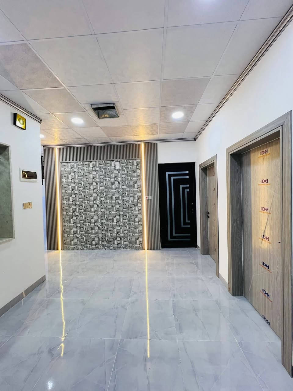 للبيع دار في حي الملايين الأولى / قرب جامع الصواف
المساحة البيت 110متر    واجهه 10م 

طابقين بناء حديث زيرو

الطابق الاول غرفتين نوم واستقبال وهول ومطبخ وصحيات 

الطابق الثاني ثلاث غرف نوم وحده سويت وهول وصحيات 

صنف العقار بستان ملك صرف طابو الزهور 
شارع بعرض 10متر

 تسليم البيت مفتاح فوري🔑

#مكتب__ربيع__نينوى__للعقار

للاستفسار اكثر الاتصال على الأرقام التالية 

 *********** 📲

 *********** 📲
