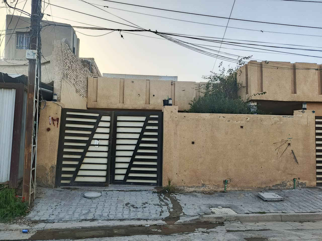 السلام عليكم 
⚠️يعلن مكتب عراق السلام للعقار 
      عن توفر 
🏠 منزل للبيع مساحه 150م طابق واحد 
       الحسينيه منطقة 9000 كراج +حديق+استقبال+هول+مطبخ+ غرفة نوم💤
البيت 300م مقسوم 
للاستفسار الاتصال على الارقام :
رياض التميمي
***********
لؤي التميمي 
***********
قصي التميمي 
***********
أو زورنا في مكتبنا مكتب (عراق السلام) 
اهلا وسهلا بيكم
