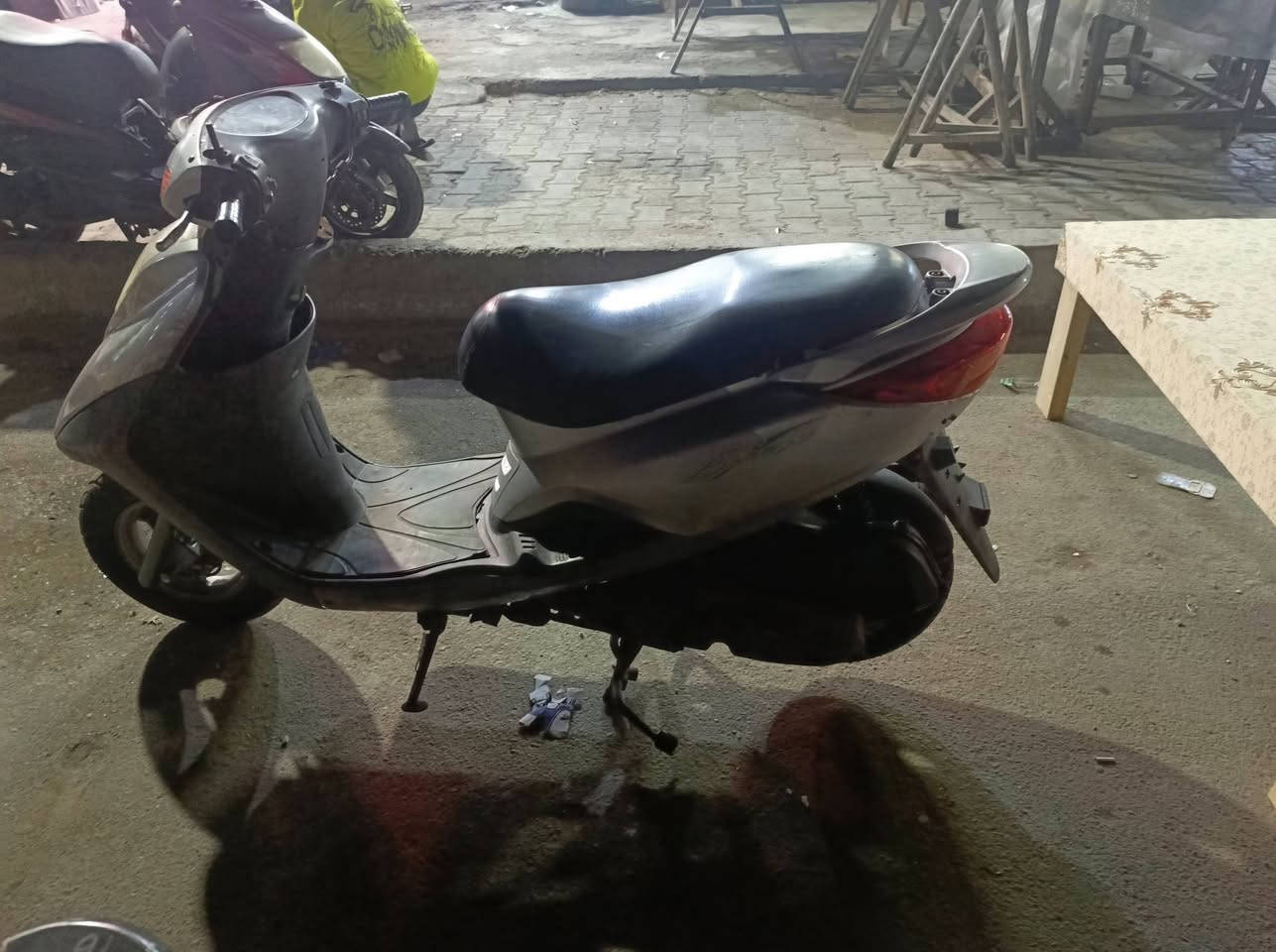 اسلام عليكم دراجه بريز للبيع مستعجل علا بيعته نقصهه فقط كابريتر تعبانه دراجه بلاديه تشتغل نكره سلف فشكتهه لا طاكا ولا ملحومه علا وظع شركه شراي يتصل ***********سعر ....400....مكاني شعب
