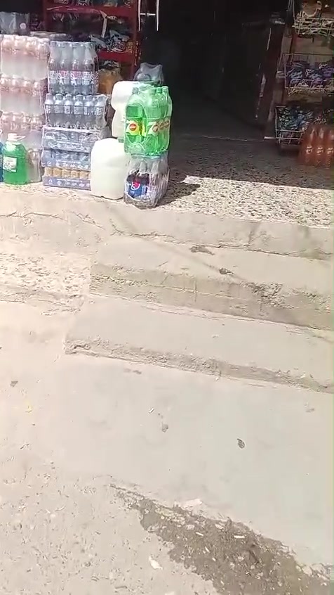 اسواق للبيع  ... مكانهه بغداد جسر ديالى منطقه جامع طه... بيهه 12 براد عامودي.. و 3 مجمدات ملات المحل....  
2 مجمدات مال الشركه... براد ببسي بغداد للشركه..... 
.... ***********
