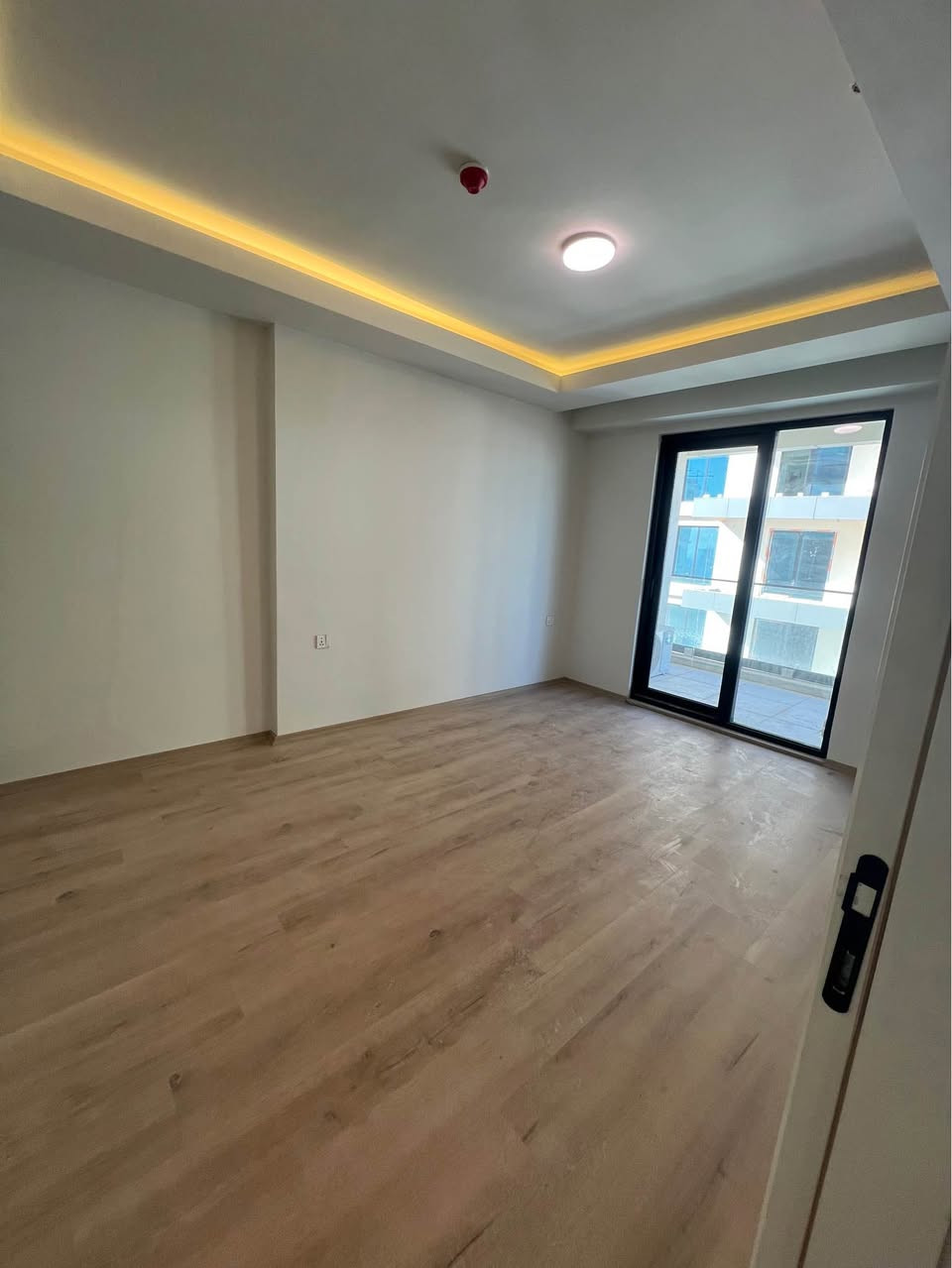 شقة للبيع في كرين وورلد تاور – أربيل
تدور على فخامة وراحة بنفس الوقت؟
#شقتك المثالية تنتظرك داخل كرين وورلد تاور، #المشروع اللي جمع بين التصميم العصري والموقع الذهبي ✨
#المواصفات:💎
• تتكون من : غرفة وصالة بتصميم أنيق وحديث
• مساحة: 84 م²
• السعر الكلي: 66,300$ - 6 دفاتر و63 ورقة
• دفعة أولى: 29,800$ 
• عند أستلام الشقة :  13,200$,- دفتر و32 ورقة والباقي #أقساط شهرية مريحة: 300$ فقط بالشهر 
📍#موقع استراتيجي في قلب أربيل، وخدمات فندقية راقية #تخليك تحس إنك تعيش داخل فندق خمس نجوم كل يوم 💫
🔥 لا تفوّت الفرصة – الأسعار تصعد كل يوم!
#احجز اليوم قبل لا تصعد #الأسعار وتضيع الفرصة من إيدك!👇🏼📞
( Call + WhatsApp + Viber )
0750-6364545
0770 4719566 
#كرين_وورلد #عقارات_أربيل
#كرين_وورلد #شقق_أربيل #استثمار_راقي #شقة_احلامك أربيل, العراق
