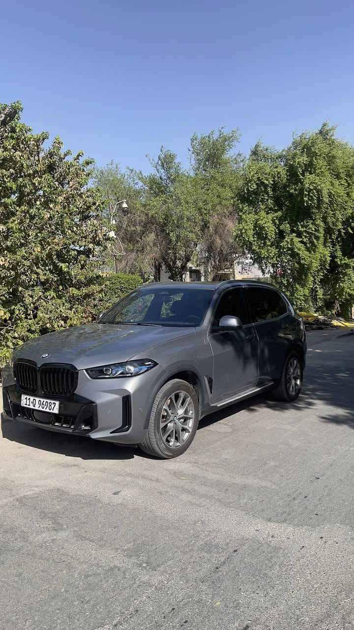 بي ام دبليو x5 2025 

فول مواصفات
بنوراما
 داتا شو
 كشنات تدفئة تبريد  
بيهة دبل كامرة بلجامة الامامية 
وعليهة دعامية ام بور اصلية 

الحادث بنيد ورصعتين بلتكمة اليسرة مكفول شاصي ولغد 

السعر 45الف وبيها مجال 

***********
