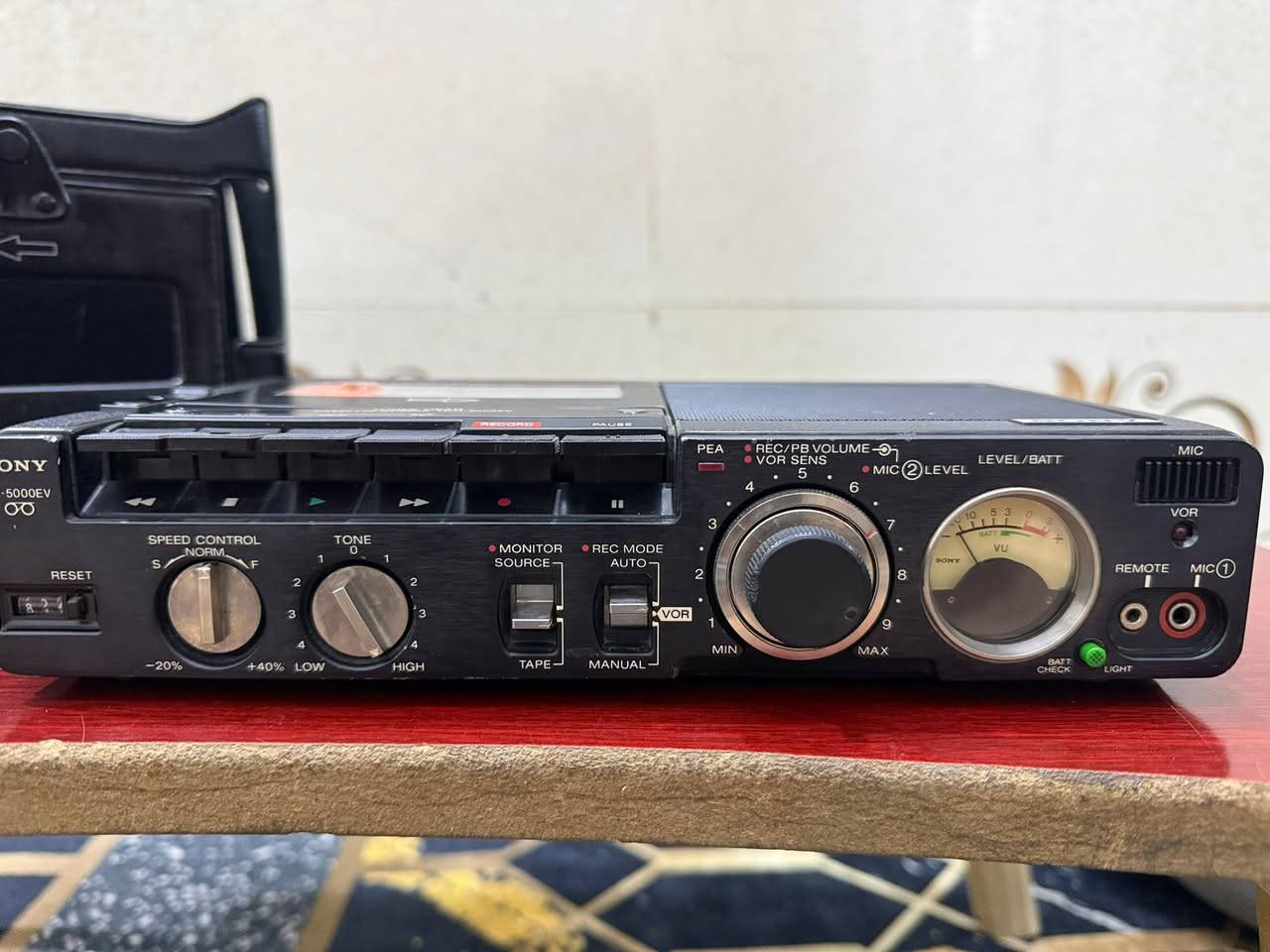 للبيع جهاز سوني كاسيت أصلي نادر
📻 Sony Cassette-Corder TCM-5000EV
جهاز تسجيل وتشغيل أشرطة كاسيت من شركة سوني اليابانية، بحالة جيدة جداً ونظيف، مناسب لهواة اقتناء الأجهزة الكلاسيكية والقديمة.
✅ تسجيل وتشغيل أشرطة الكاسيت
✅ ميكروفون مدمج للتسجيل الصوتي
✅ خاصية التسجيل التلقائي بالصوت (VOR)
✅ تحكم بسرعة الشريط والنغمة
✅ مؤشر لمستوى التسجيل والصوت
✅ يعمل على البطاريات أو المحول الكهربائي
الجهاز بحالة ممتازة من ناحية الشكل الخارجي كما هو موضح بالصور
للتواصل خاص


**إذا كنت صاحب هذا الإعلان وتريد حذفه لأي سبب، رجاءا أرسل رسالة إلى الدعم الفني**