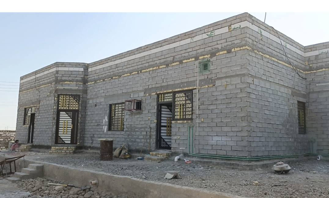 السلام عليكم إلدار البيع بيه بيتين+ ديوانيه خارجية المساحة الكلية ألف متر كل الخدمات ماى كهربائ تبليط بل باب السعر المناسب وترهم بل قصاد الاتصال على الرقم ***********
