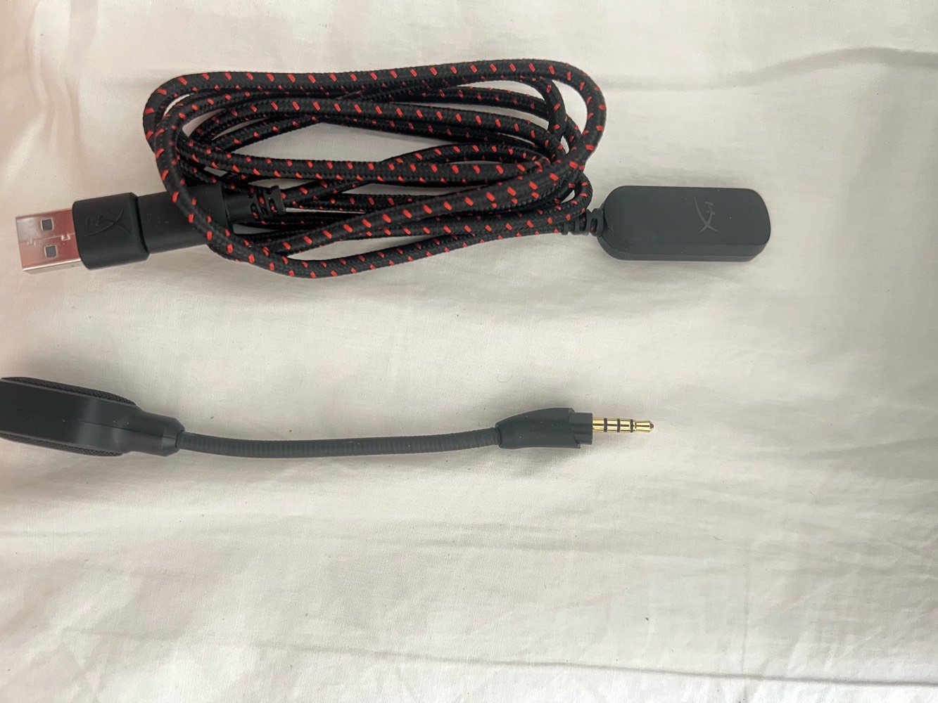 سماعة HyperX Cloud III بحالة ممتازة جدًا، النظافة 100%، استخدام خفيف جدًا وما بيها أي خدش أو عطل.

المميزات:

* صوت قوي وواضح مناسب للألعاب والأفلام والموسيقى.
* مايكروفون قابل للفصل بصوت نقي.
* راحة عالية بفضل وسائد الـ Memory Foam.
* هيكل معدني متين وعمر طويل.
* تعمل على PC / PS5 / PS4 / Xbox / Nintendo Switch / Mobile.

المرفقات:
✅ الكرتون الأصلي
✅ كيبل USB
✅ المايكروفون الأصلي القابل للفصل
✅ جميع الملحقات الأصلية

سبب البيع: عدم الحاجة إليها.

للمهتمين، يرجى التواصل على الخاص
الموقع بغداد
