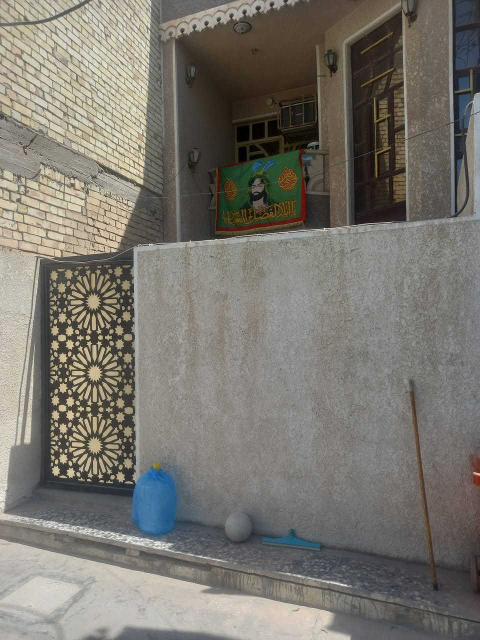 سلام عليكم بيت للبيع بلديات ضباط طابو صرف باسمي ع شارع عريض ١٠٠ متر مع تشجير ٤٠ متر البيت بناء حديث قاطين مسلح يحتوي ع ستقبال ومطبخ وصاله وغرفه منام ومنور وصحيات عدد ٢ وحده خارجيه وحده داخليه القاط ثاني غرفتين مع صاله وصحيات سطح شتايكر جديد رقم الهاتف *********** واتساب موجود سعر 190مليون وبي مجال كلش قليل
