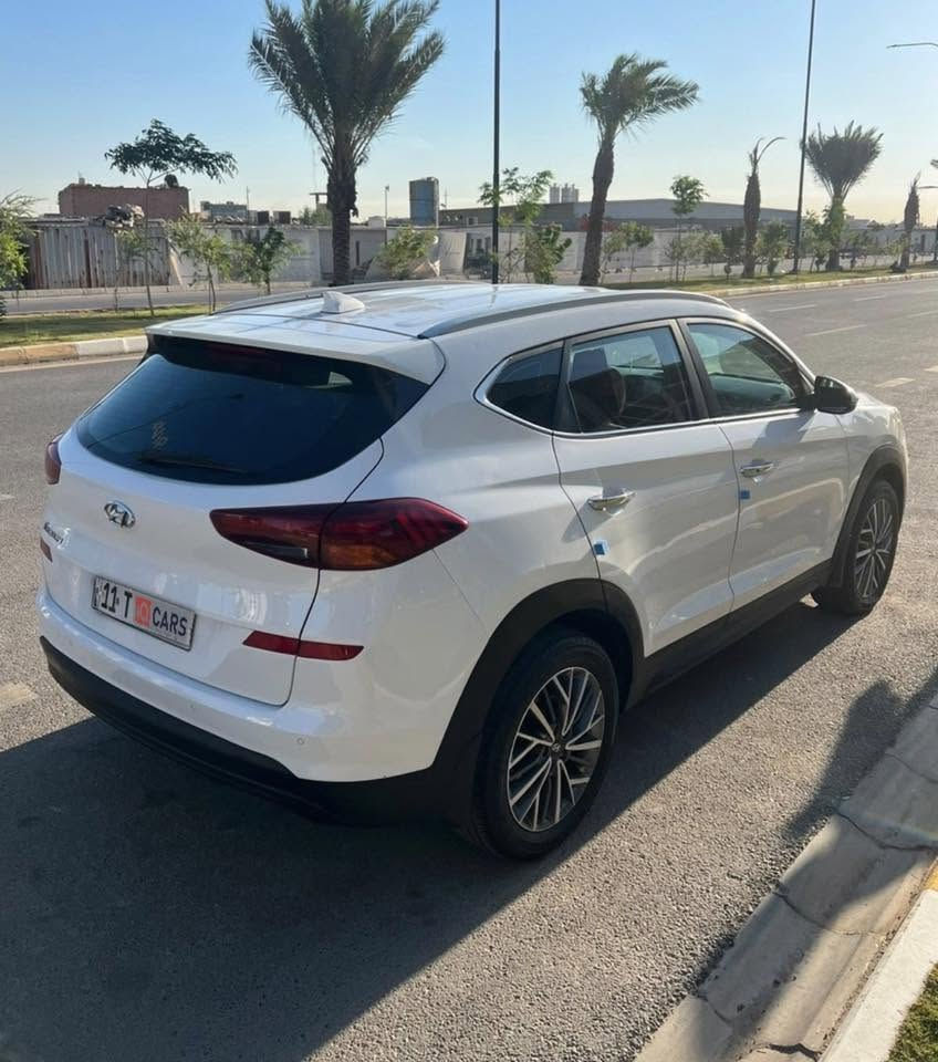 هونداي توسان خليجي 2019كوري اصلي الكاصد
داخل كاربون فايبر اصلي+مطبع بصاج   فول1/1.  عدا البنراما 
المواصفات
   كشنات جلد لونين
خمس عدسات+عالي ناصي زنون.       
لد امامي وخلفي
بصمه +دخول ذكي
شاشه اصلية
كامرة خلفيه
مقاعد كهرباء عدد 2
حساسات خلفيه 
حساسات امامية
تحكمات ستيرن جهتين
مري شفط+انارة
شحن واير لاس⚡️
انضمة قيادة(ايكو .عادي.سبورت)
يدات نيكل +انارة
تبريد قطعتين
نضام ترحيب عند الاقترب
ملاحظه / السياره مبدل بيها رواجز بالشركه قبل 3 سنوات بيها جاملغ الايمن صبغ وموجوده حته صور لطخه الجاملغ 
السعر 173$ وبيها مجال
رقم بغداد الدولي الجديد باسمي 
 ماشية 73 كم
للاتصال/***********
مكاني بغداد حي الجهاد
