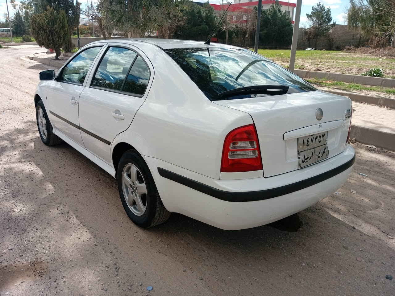 سکۆدا مۆدێل 2009 دەعم و بۆیاغی نیە بەشەرتی گێڕو مەکینەو تەقەوڕەقەوتایە ی تازەیە سەقف سڵایت و ئەی بی ئێس و سوکان پاوەرە تەبریدە ماڵی دۆستە نرخی 65وەرەقەو کەمێك مەجال
شوێن . چەمچەماڵ 
ژ.م ***********_***********
