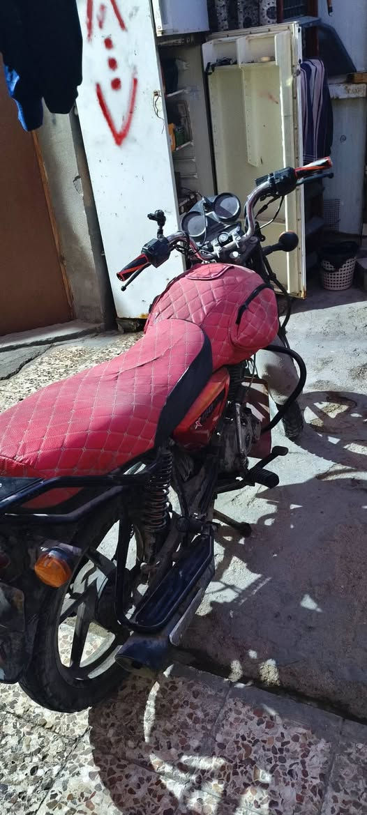 بوكسر جبلي موديل 22
سنوية بأسمي بس استلام لوحات

محرك اول ما بخر جفتتها وجنت كلش مداريها بالدهن قبل لاتگوم كلة اصلي ابو 15 و 18 الف

بس هسة هملتها لأن صار عندي ظرف وما اتفرغت الها واحتاجيت فلوس وعرضتها

بيها سبرنك بريك خلفي وظفيرة صاير بيها طبك بسيط يعني تشتغل گبل بدون سويج 
والباتري طايح 
وهاي باقي التفاصيل بالصور انت شوفها

السعر خاص
واتس اب ***********
