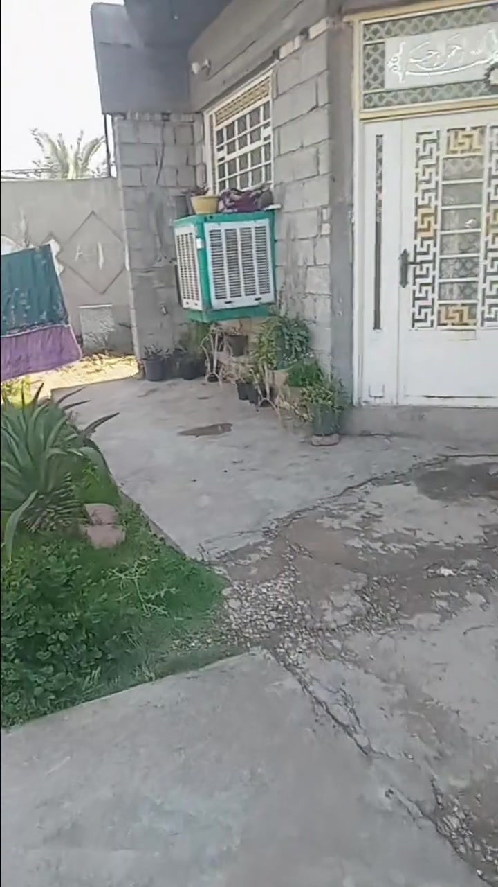 سلام عليكم بيت في منطقه الاصلاح
يحتوي على غرفتين وحولي واستقبال وحديقه و طرمه 
وترك خلف البيت 🏠  السعر /[65] مليون وبي مجال 
الرقم /***********》متوفر واتساب
