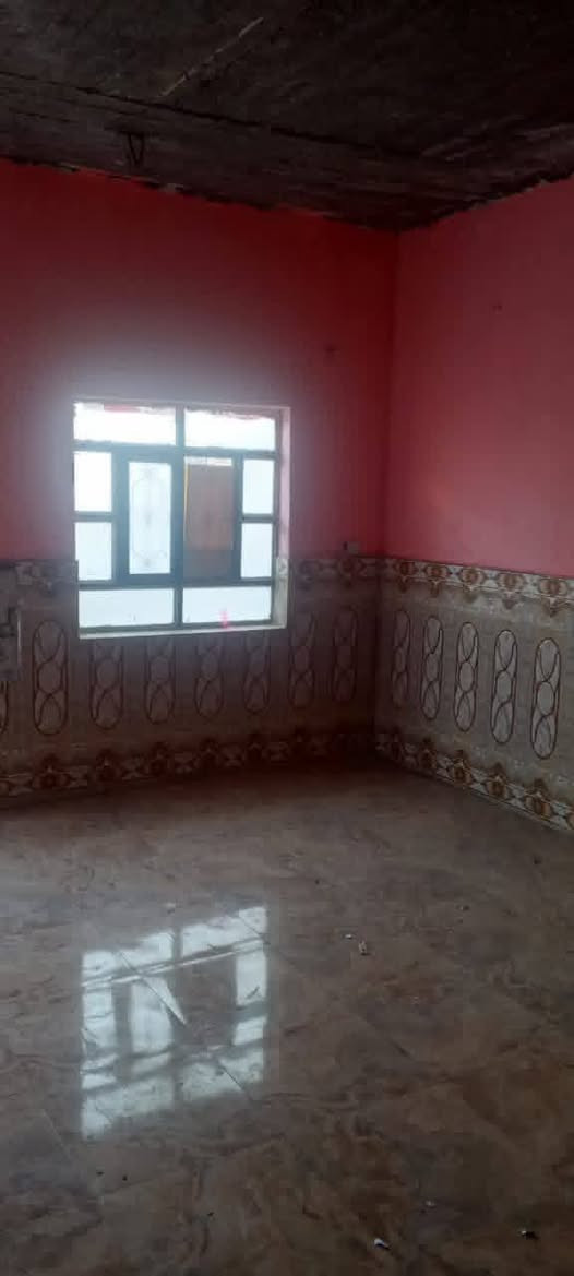 البيت اليجار  سعر اليجار 300 يحتوي علا غرفه وصله ومطبخ والصحيات مكان زبير محله شمال علا شارع للستفسار تصال ‏‪***********‬‏
