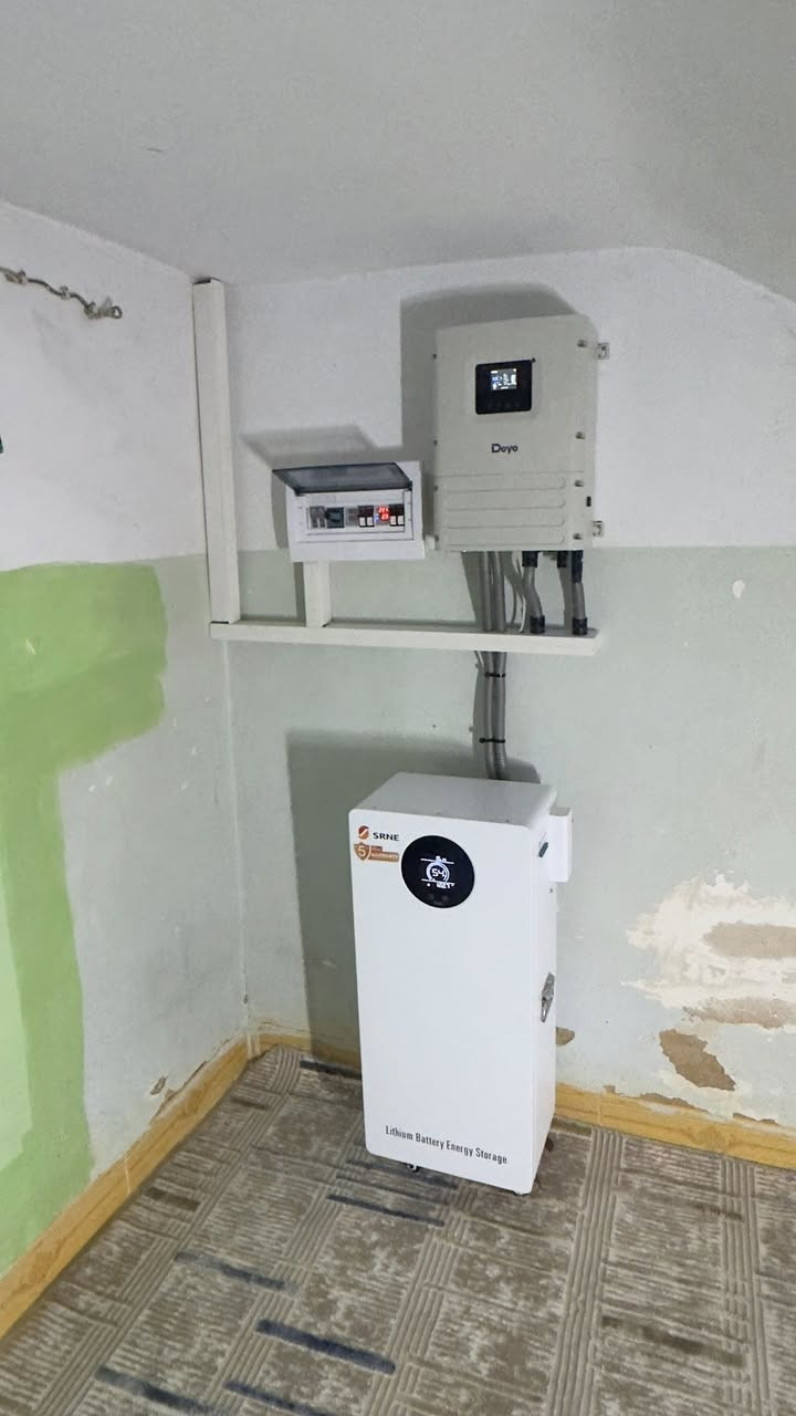 ☀️ نور العلم يكتمل بضياء الشمس!
نبارك للأستاذ عبد الخالق حماش الحنده خطوته الرائدة نحو الاستقلال التام عن قيود الكهرباء التقليدية، بانضمامه إلى عائلة "قوة الشمس".
تم بحمد الله تجهيز وتنصيب منظومة طاقة شمسية متكاملة بقدرة (16 أمبير نهاراً / 16 أمبير ليلاً)، لضمان راحة البال ومنزل مفعم بالطاقة على مدار الساعة.
🛡️ لماذا يثق بنا أهالي صلاح الدين؟
في قوة الشمس، نحن لا نبيع أجهزة، بل نصمم لك حلاً متكاملاً يعيش معك:
• الألواح الشمسية: كفاءة عالية تحت أصعب الظروف الجوية بضمان يصل لـ 15 عاماً.
• البطاريات: أحدث تقنيات التخزين الذكية، مصممة للعمر الطويل بضمان 5 سنوات.
• الإنفرتر الذكي: الأداء المستقر والتحكم السلس بضمان لمدة سنتين.
💳 حلول دفع تناسب الجميع:
سواء كنت تفضل الدفع النقدي أو ترغب في الاستفادة من نظام الأقساط الميسرة، نحن هنا لنجعل امتلك الطاقة الشمسية أسهل مما تتخيل.
📞 احجز استشارتك المجانية الآن

مهندس باسم الحسن 
‏‭٠٧٨٢ ٤٩٥ ٢٤٨١‬
‏‭ ٧٧٦ ١٩٧ ٠٧٨٣‬
———————————
فرع الحجاج 
استاذ دخيل 
‏‭٠٧٨٠ ٨٩٧ ١٦٣٢‬
———————————
فرع البوعجيل
مهندس عبدالله العجيلي
‏‭٠٧٧٣ ٧٧٠ ٧٢٠٢‬
———————————-
فرع العلم 
استاذ احمد بشار 
‏‭٠٧٧١ ٧٦٦ ٢٤١٤‬
———————————-
فرع الضلوعية
استاذ ازور سعد النظيف 
‏‭٠٧٨٢ ٩٤٦ ١٢٢٤‬
‏‭٠٧٧١ ١٠١ ٩٨٦٣‬
———————————-
فرع يثرب 
استاذ بهاء الحساني 
‏‭ ‭٠٧٨٢ ٤٩٦ ١٨٠٣‬
———————————
فرع الفلوجة
استاذ سعدون العيفان
‏‭٠٧٨٣ ٠٩٨ ٨٨٨٩‬
‏‭٠٧٥١ ١٩٨ ٨٨٨٩
