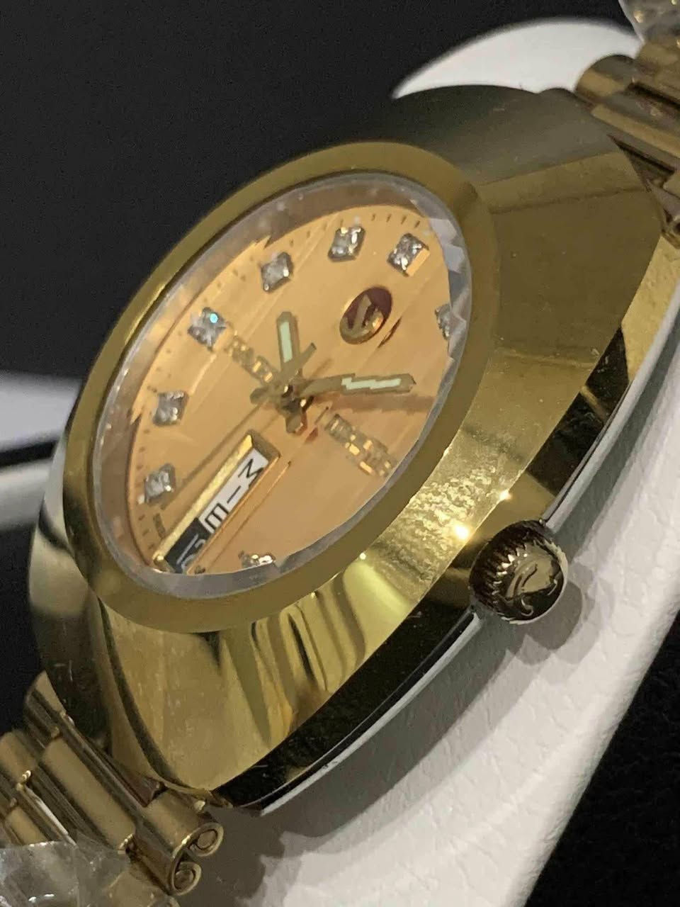 السلام عليكم......
ساعة RADOسويسري اصلي اتوماتيك 
نافذة للعرض التاريخ واليوم 
أميال فسفوري 
مكينة ٢٥ حجر 
القطر ٣٦ب٤٣
مقاوم للماء 
سير حديد ستانلس ستيل طلاء لون ذهبي معلم 
جديد غير مستعمل مع علبة اعتيادية وبطاقة الضمان الخاص بي 
السعر ٢٠٠$
يوجد توصيل ***********
