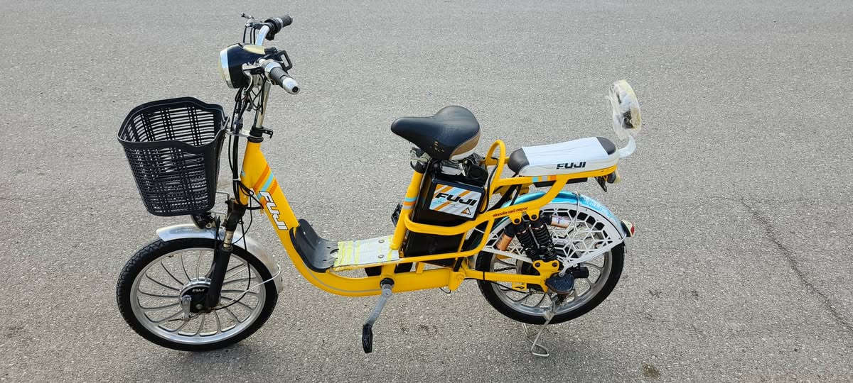 السلام عليكم
دراجه شحن 
حجم 20
نضيفه و مرتبه
4 بطاريات نضيفات و بل شرط
سعره 175 بي مجال بس حگ الجيه
رقم ***********
