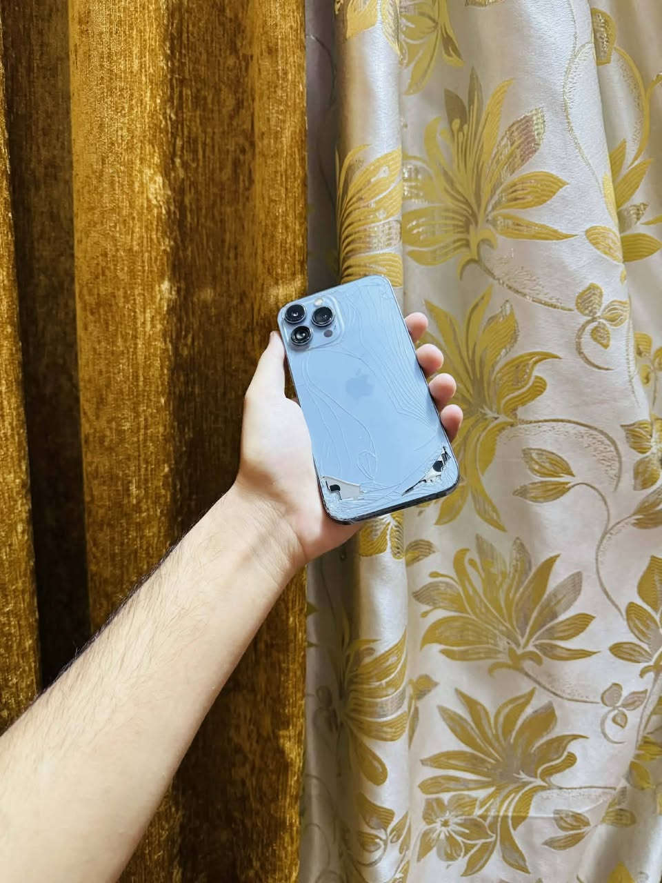 ايفون 13 برو ماكس بس زهره مكسور الباقي كفاله بيع مراوس عربي شرق اوسط ذاكره 256 بطاريه 86 ملحقاته كامله السعر 550 شراي يتصل***********
